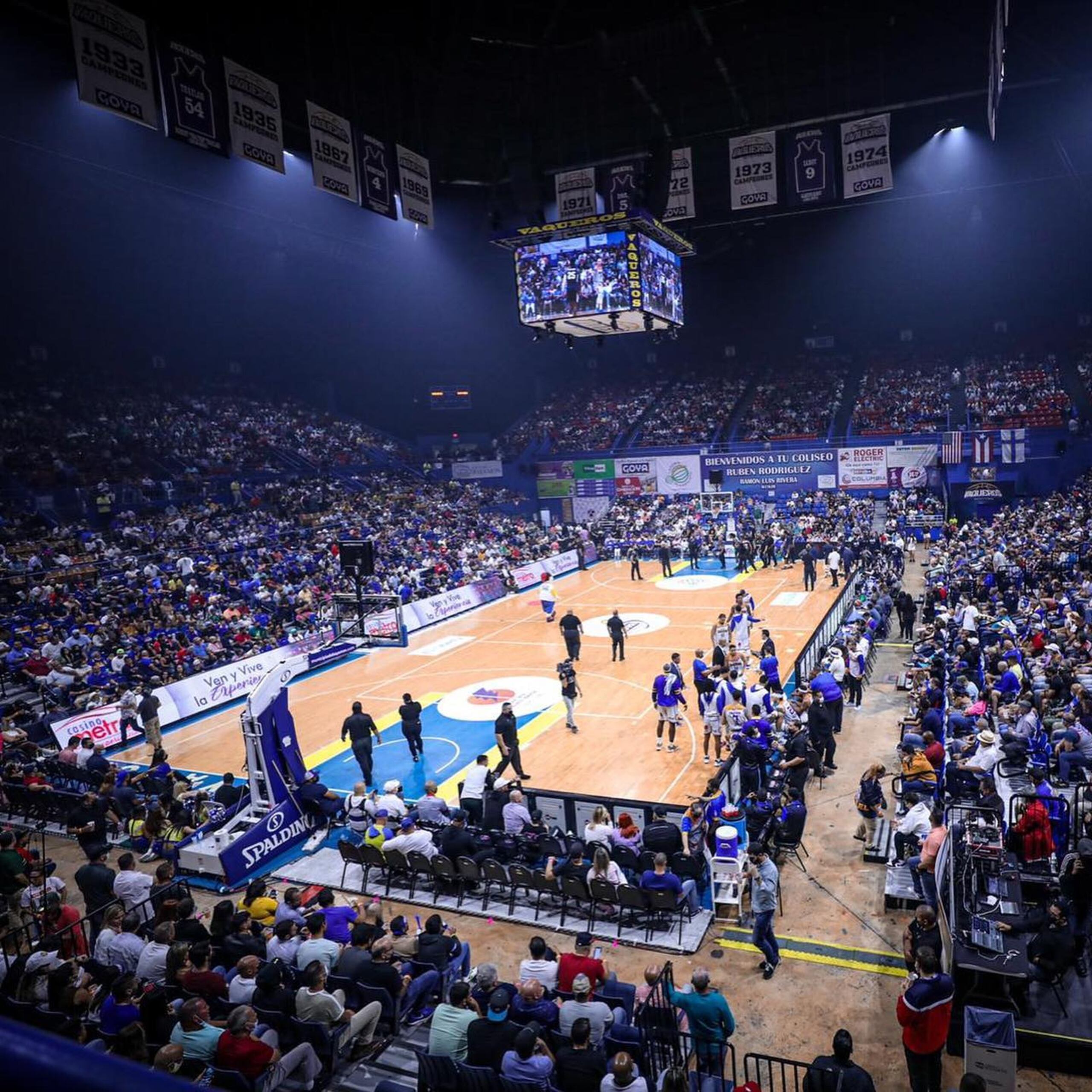 El coliseo Rubén Rodríguez es amplio, pero el público se hace sentir.