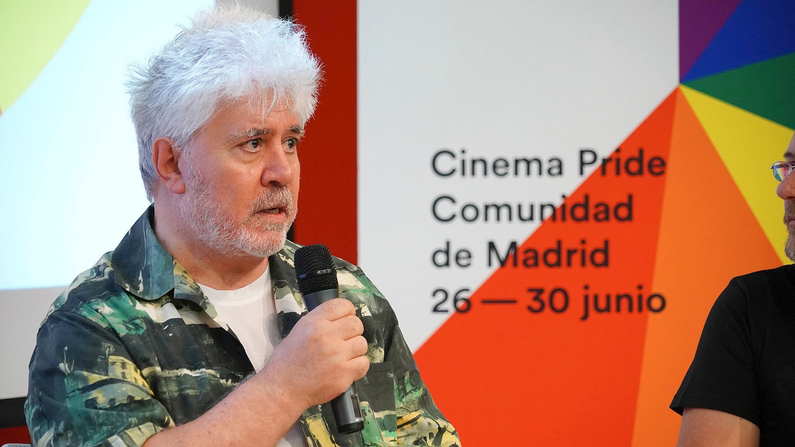 Fotografía facilitada por la Comunidad de Madrid del cineasta Pedro Almodóvar durante la presentación de su película "La mala educación" en el festival de cine de temática LGTB Cinema Pride en 2017. EFE
