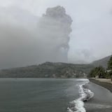 Volcán de San Vicente vuelve a erupcionar en el 42 aniversario de última explosión 