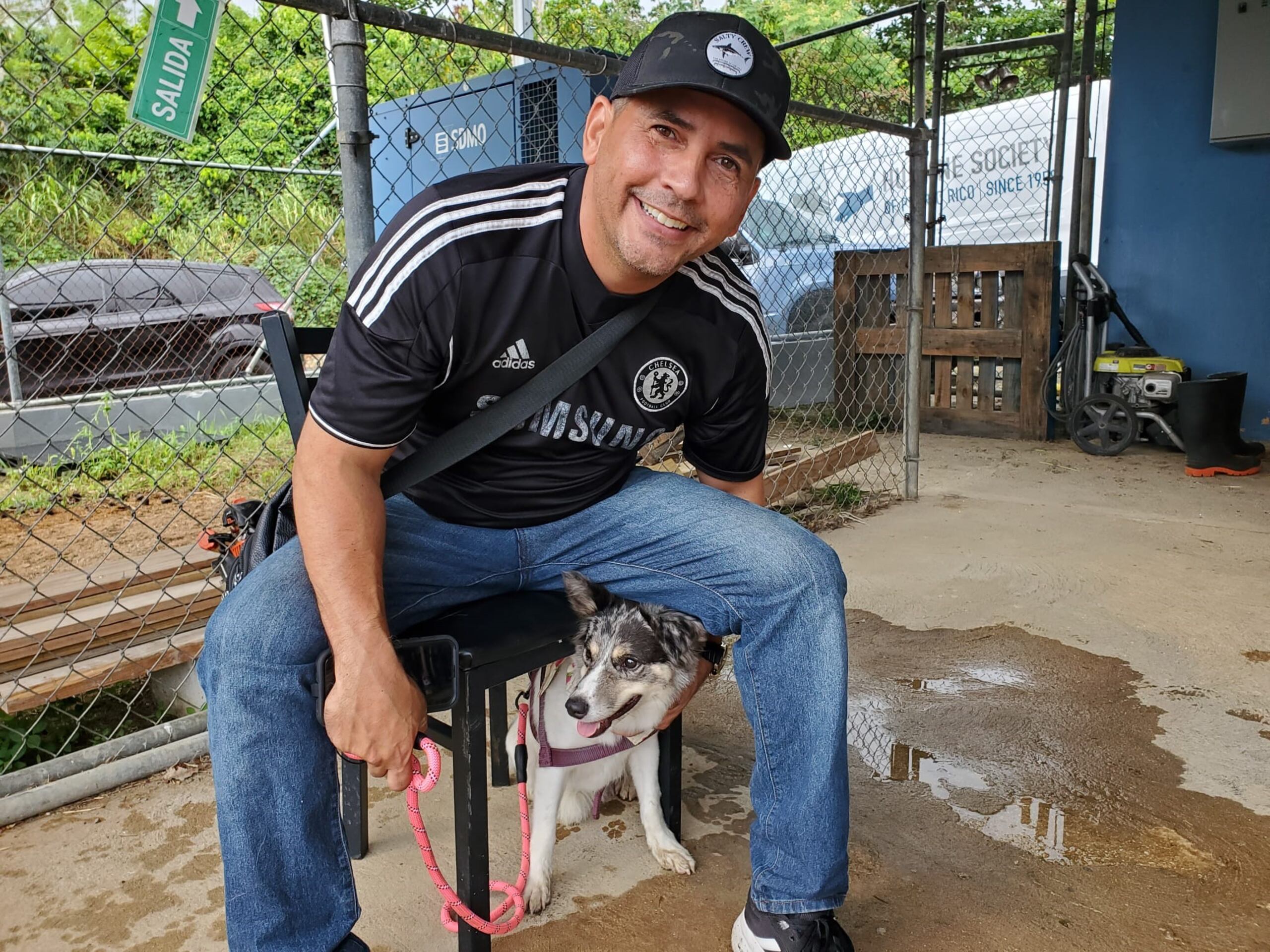 Jorge Azize con su mascota Akira.