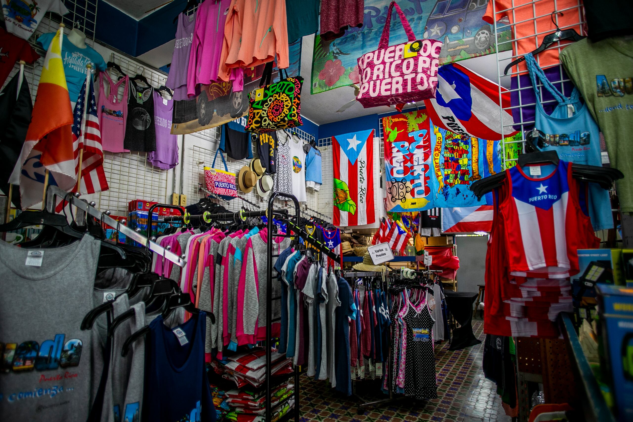 Los artículos alusivos a Puerto Rico son de gran demanda en la tienda y la variedad es amplia.