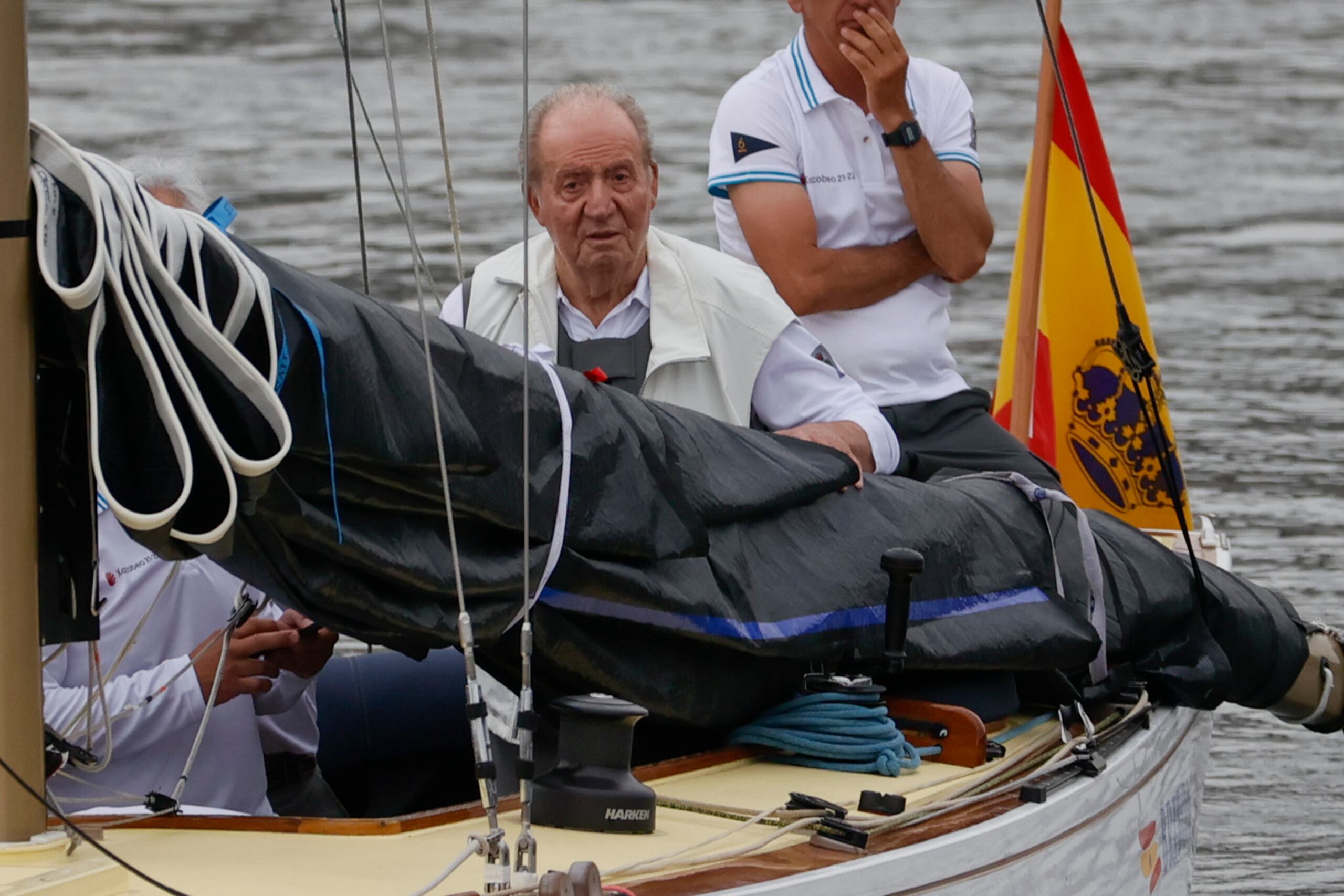 El rey emérito de España, Juan Carlos I, a bordo del velero "Bribón" en la localidad gallega de Sansenxo. EFE/Lavandeira Jr.
