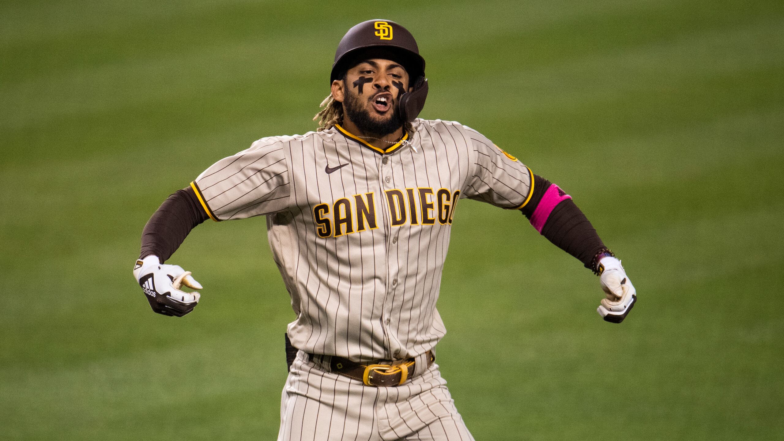 Fernando Tatis Jr., de los Padres de San Diego, celebra uno de sus cuadrangulares de la temporada. Su estilo agresivo y celebrativo está cambiando la cultura en el béisbol.