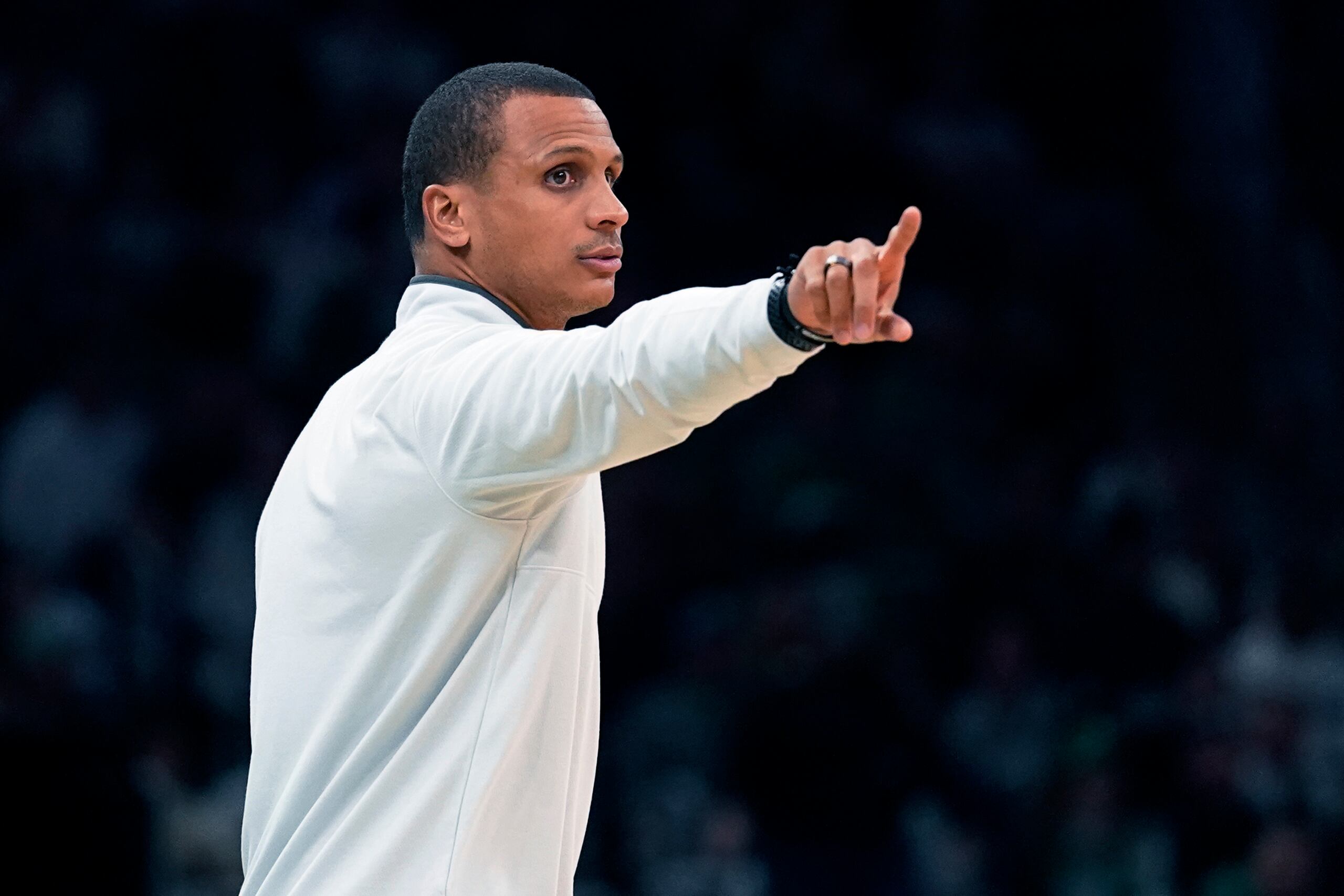 Joe Mazzulla, entrenador de los Celtics de Boston, señala y se comunica con sus jugadores durante la primera mitad del juego de baloncesto de la NBA en contra de los Raptors de Toronto, el miércoles 5 de octubre de 2022, en Boston. (AP Foto/Charles Krupa)