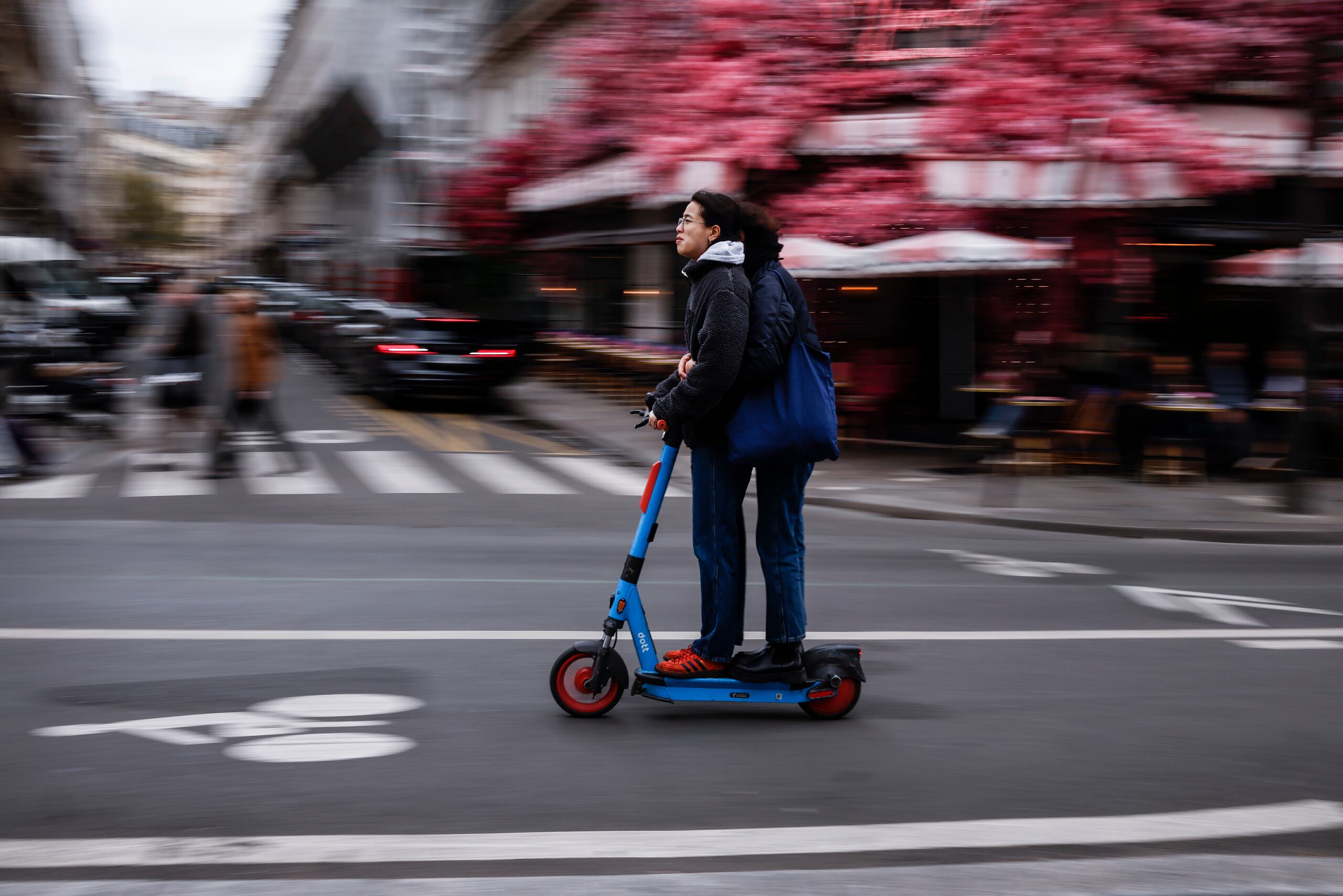 Dos personas se desplazan en patinete eléctrico en París. EFE/EPA/YOAN VALAT
