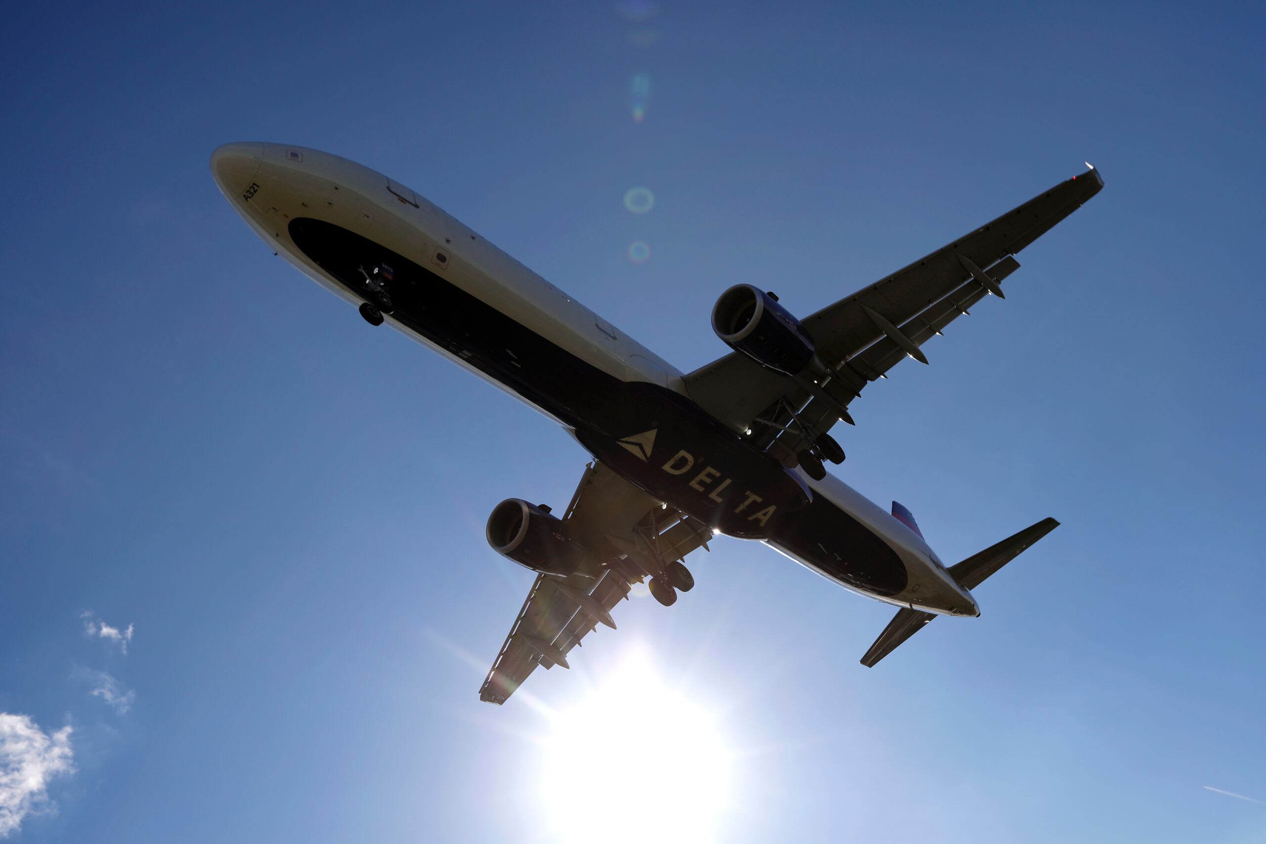 El avión “se detuvo en la pista después de un posible problema con algunos de sus neumáticos”, dijo Delta en un comunicado.