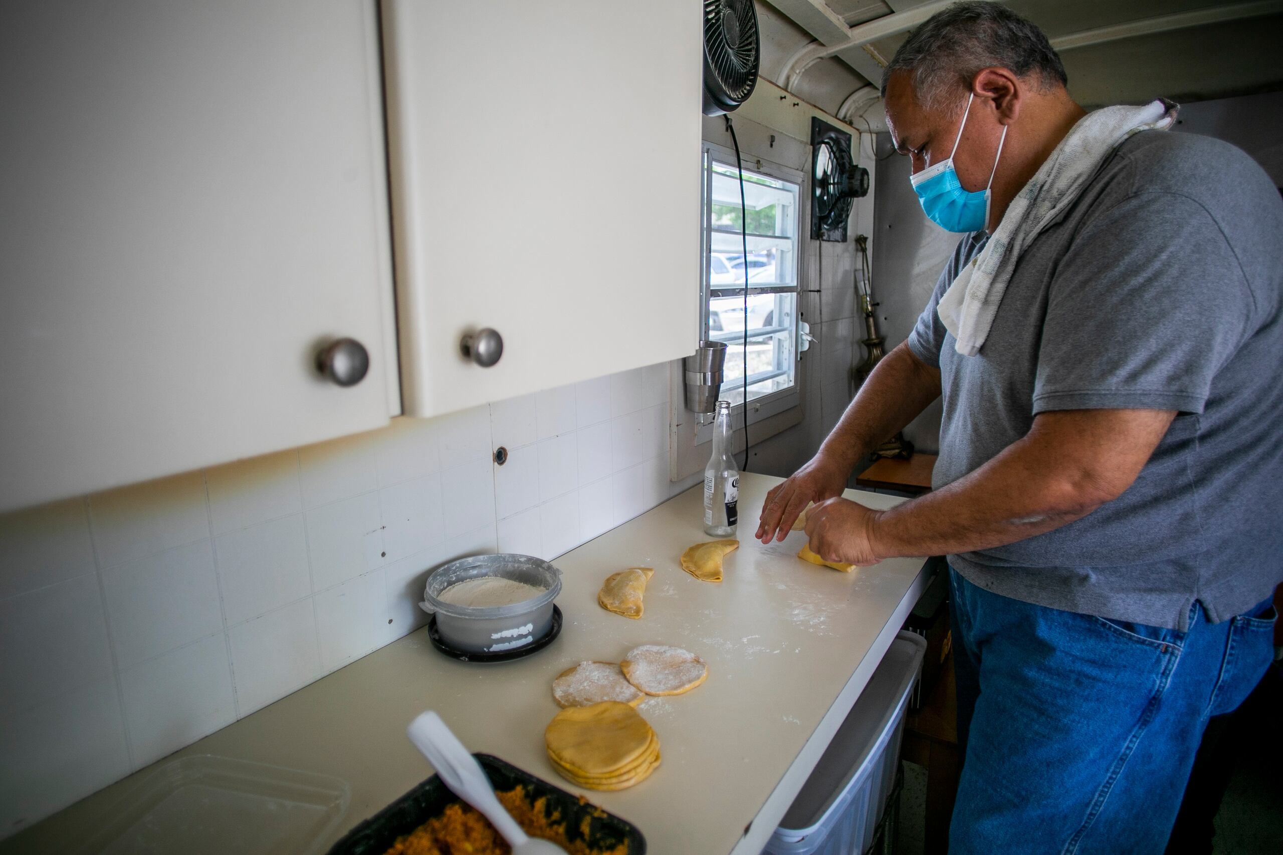 Guanica, PR. Proyecto Somos, 20 julio 2021. 

Empanadillas Cherena son una receta particular y famosas en Guánica. 

Xavier Garcia / GFR Media 

En la foto: Propietario José R. Nazario Cherena 