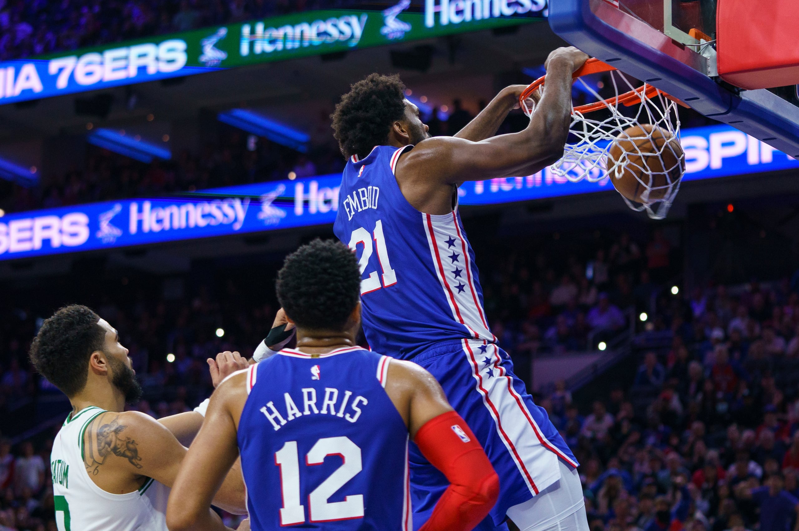 El camerunés Joel Embiid, de los Sixers de Filadelfia, donquea con fuerza durante el partido ante los Celtics de Boston el martes.