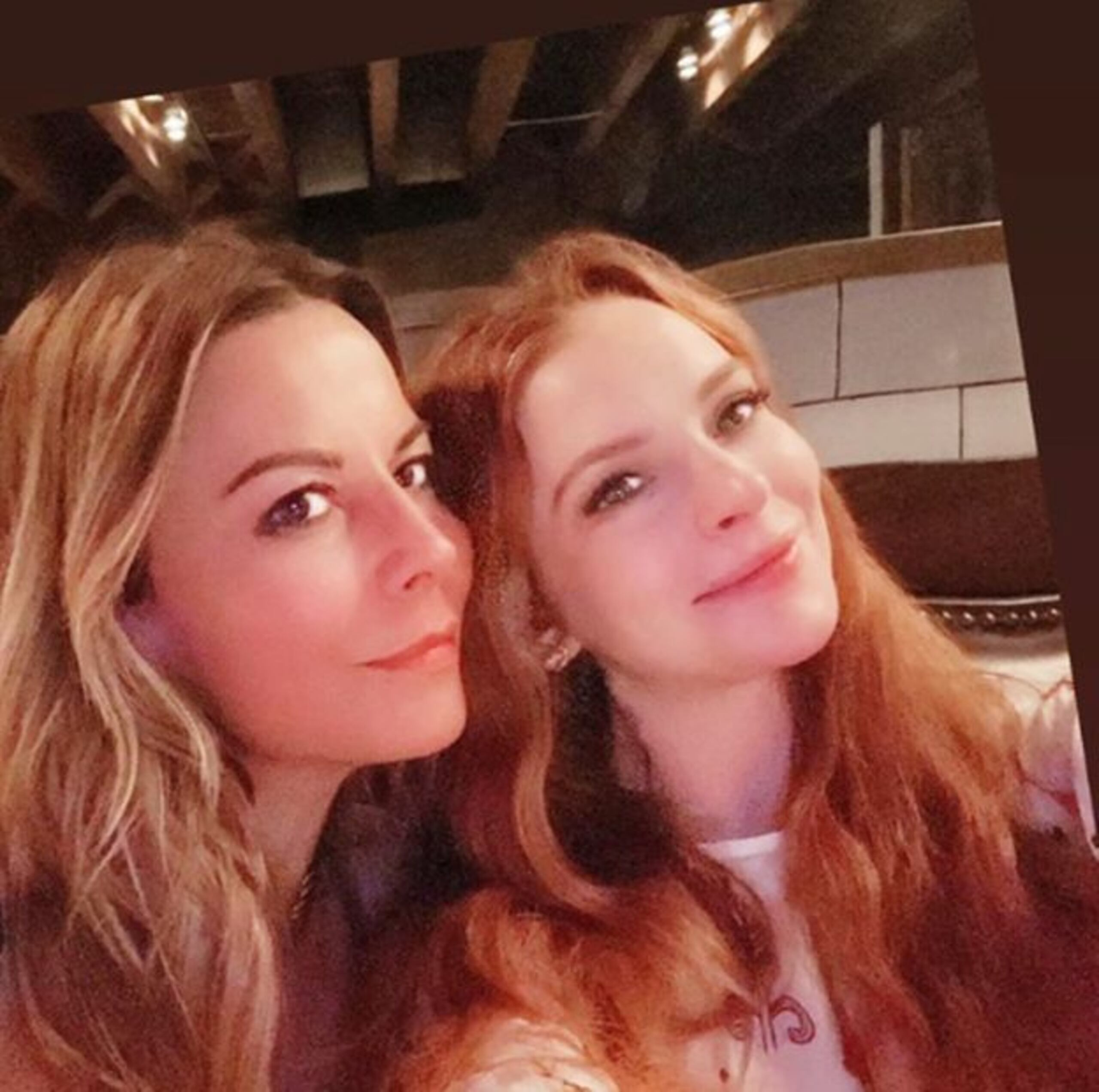 Juliet Angus, la mejor amiga de Lindsay Lohan, llegó al baby shower.