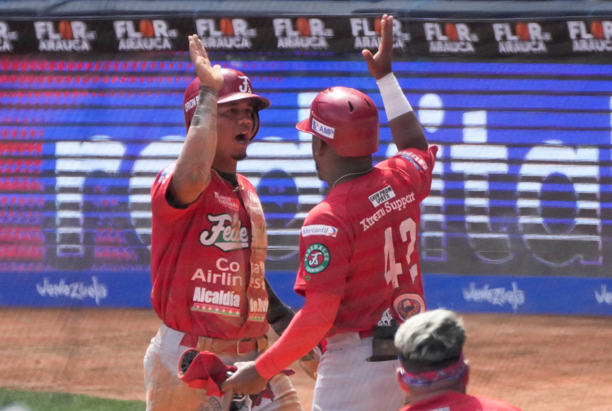 Ariel Sandoval, de Panamá, a la izquierda, celebra con Rodrigo Orozco luego de cruzar el plato durante el desafío del viernes ante Colombia.