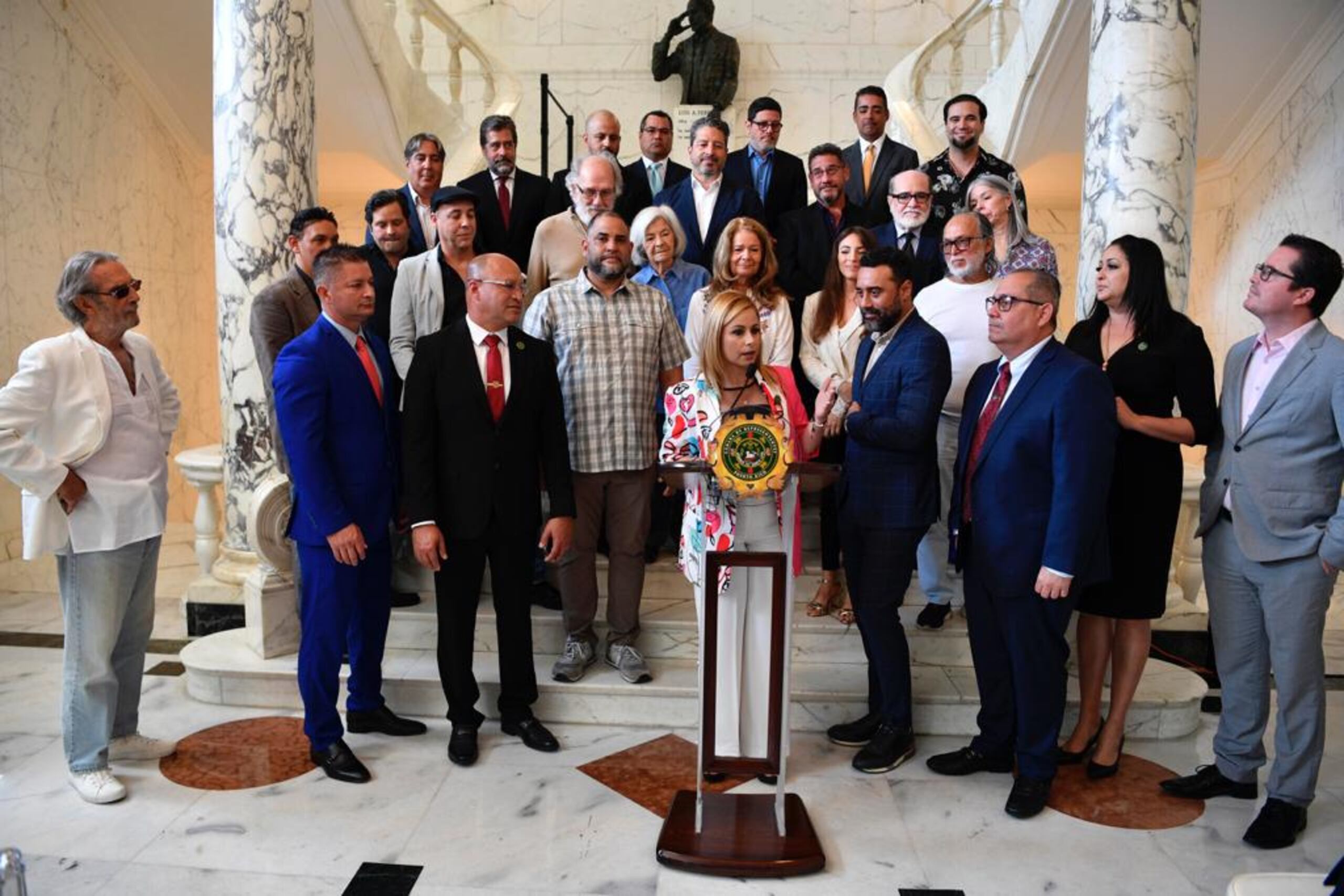 Jacobo Morales, junto a una treintena de cineastas boricuas, fueron homenajeados en la Cámara de Representantes por sus contribuciones en la industria fílmica local.