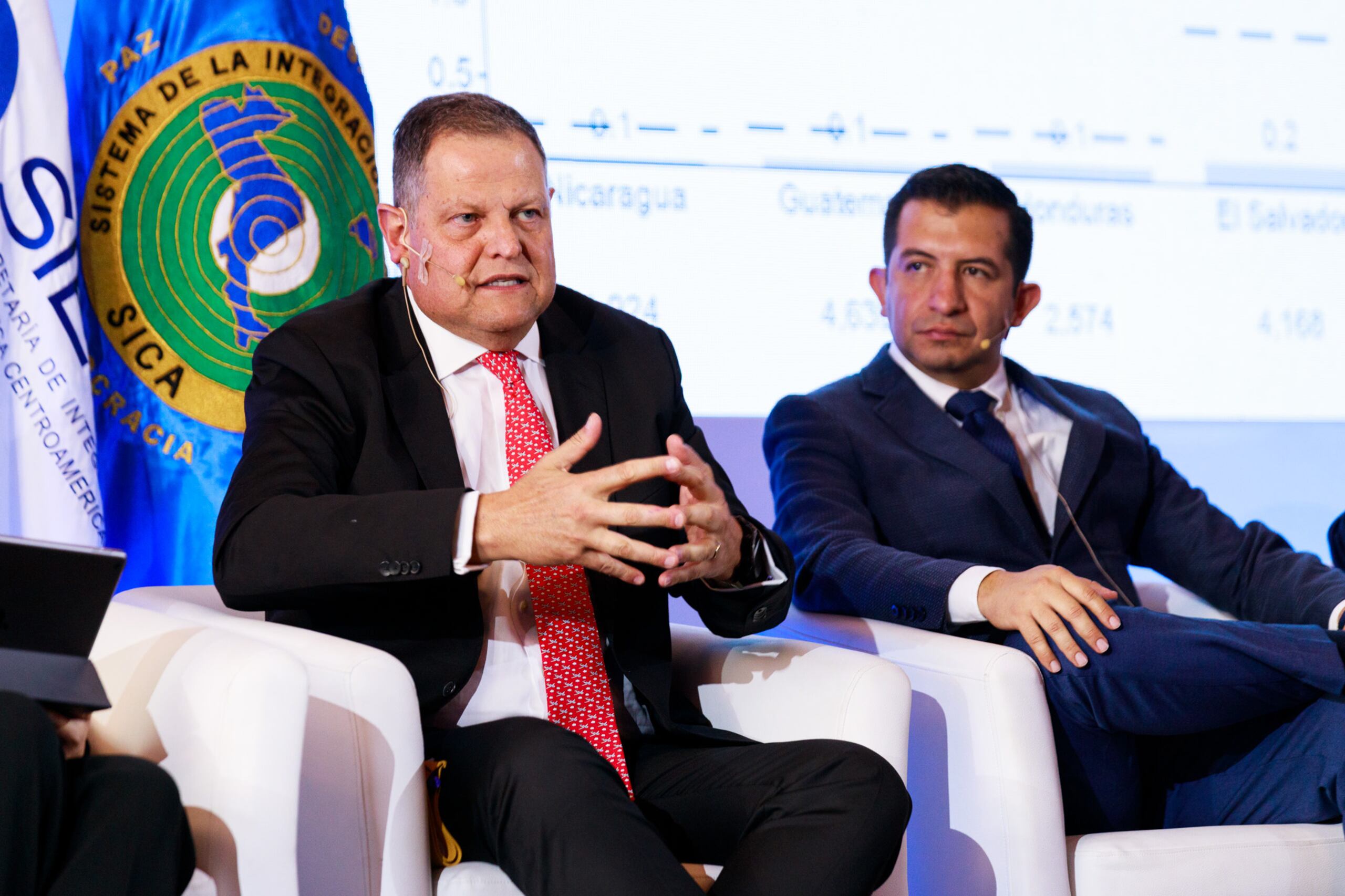 Enrique Beltranena, presidente ejecutivo de la aerolínea Volaris, habla durante una conferencia con autoridades de economía de la región centroamericana durante el cierre del evento 'Facilitación del Comercio: la ruta de la reactivación', hoy en la Ciudad de Antigua Guatemala (Guatemala). EFE/Nelo Mijangos
