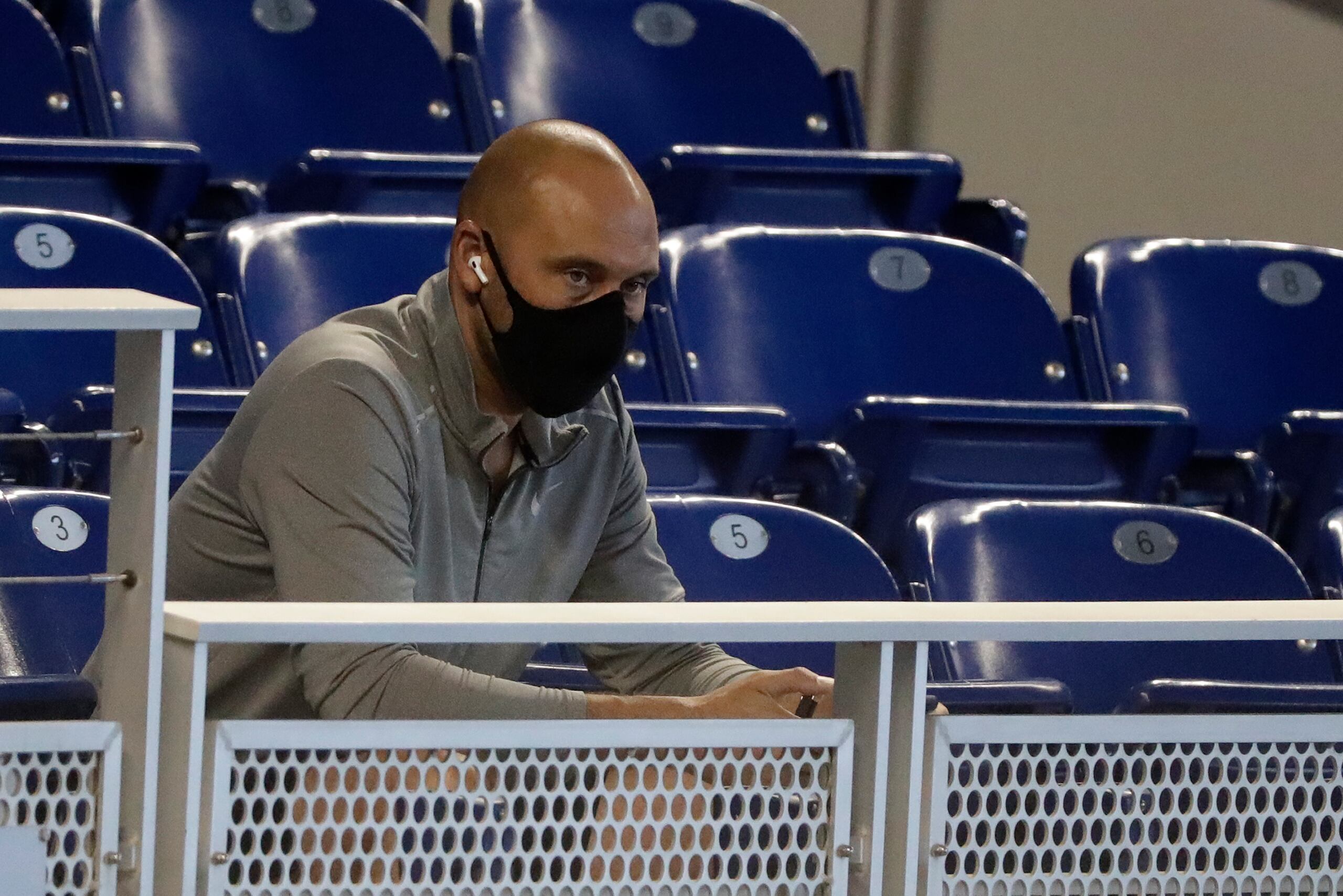 En esta fotografía de archivo del 14 de julio de 2020, Derek Jeter, director general de los Marlins de Miami, observa una práctica del equipo, en Miami.