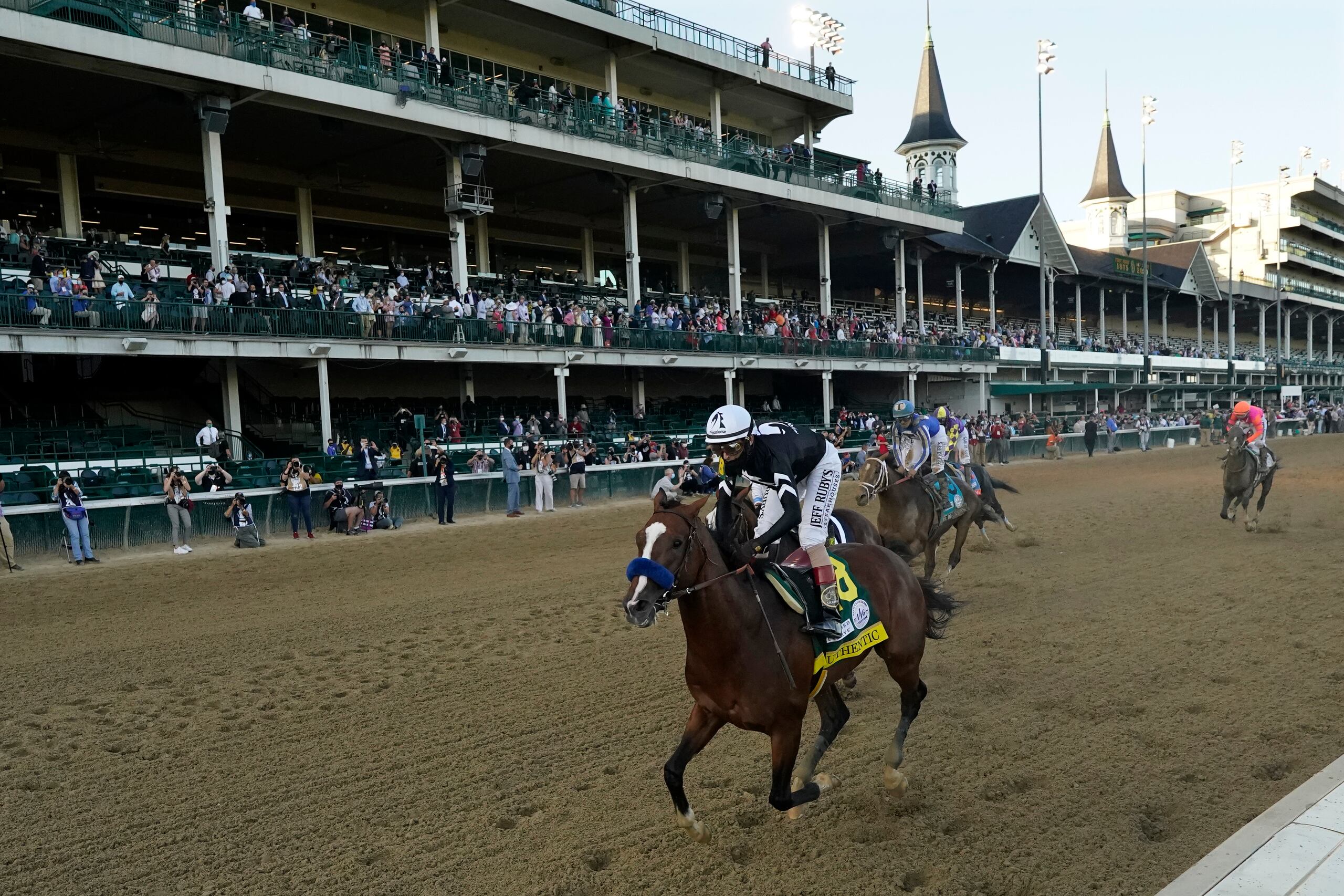 John Velázquez, aquí con Authentic en el Kentucky Derby 2020, se convertirá este sábado en el tercer jinete con más montas en el Derby que irá a su edición 147. Sería su vigésima tercera participación.