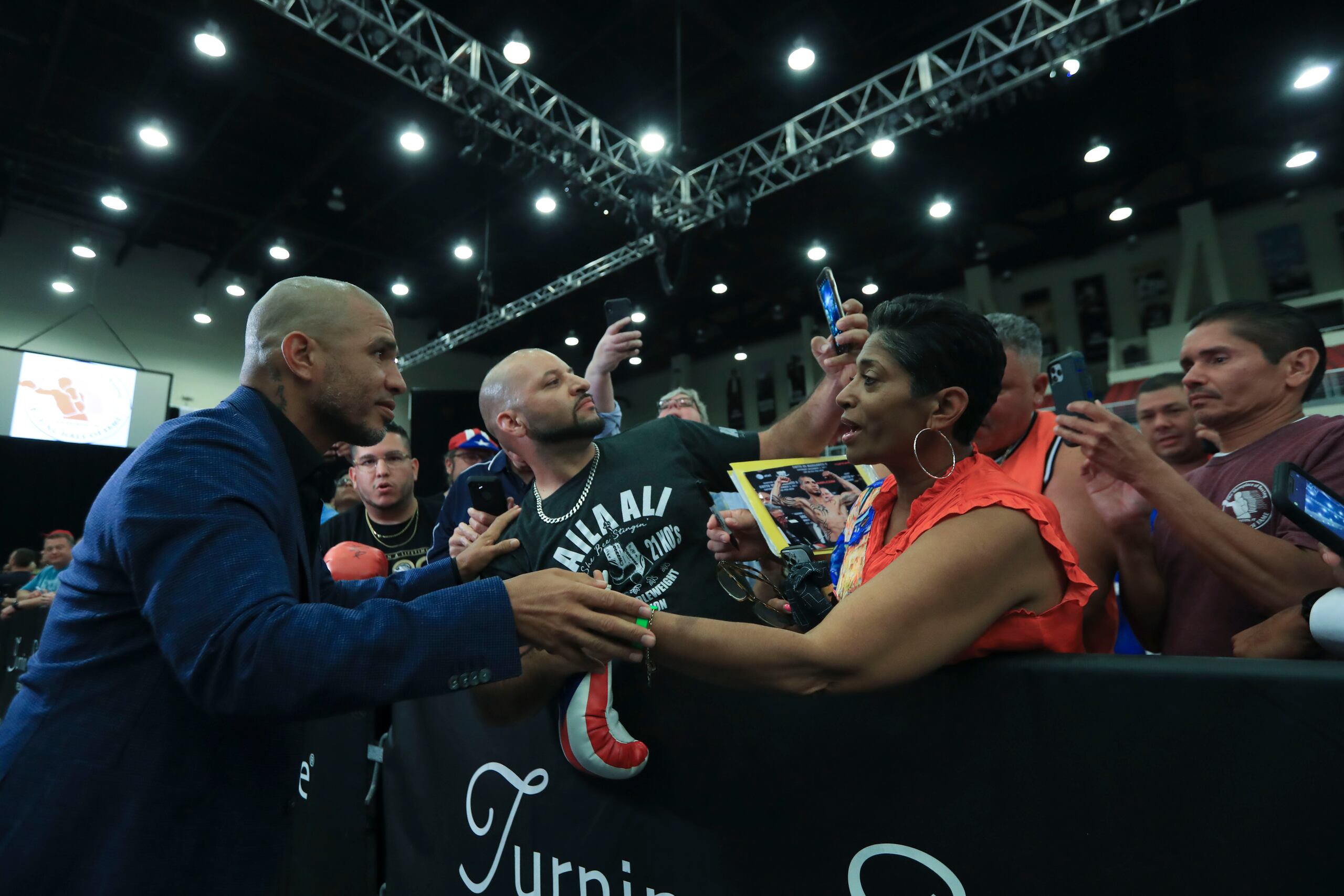 Miguel Cotto saluda y agradece a un grupo de boricuas que fueron a vivir en persona su ceremonia de exaltación hoy domingo.