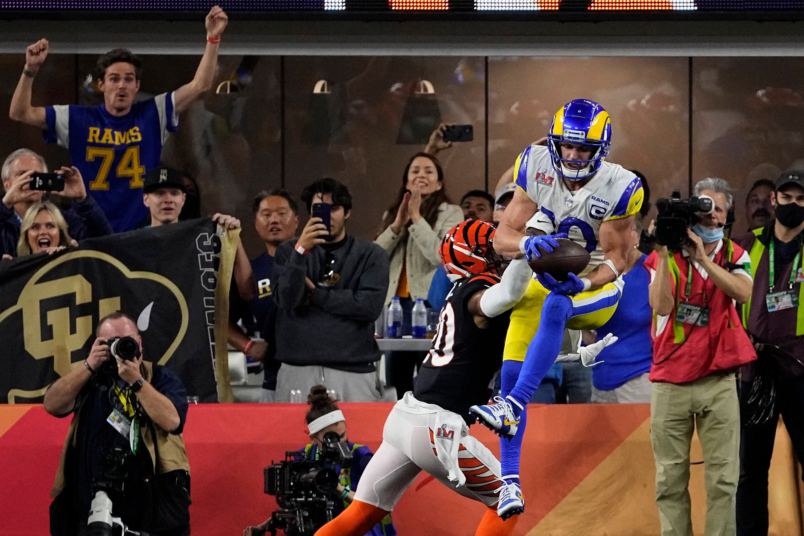 El receptor de Rams de Los Ángeles Cooper Kupp (10) atrapa un pase de touchdown ante los Bengals de Cincinnati en el Super Bowl, el domingo 13 de febrero de 2022, en Inglewood, California.