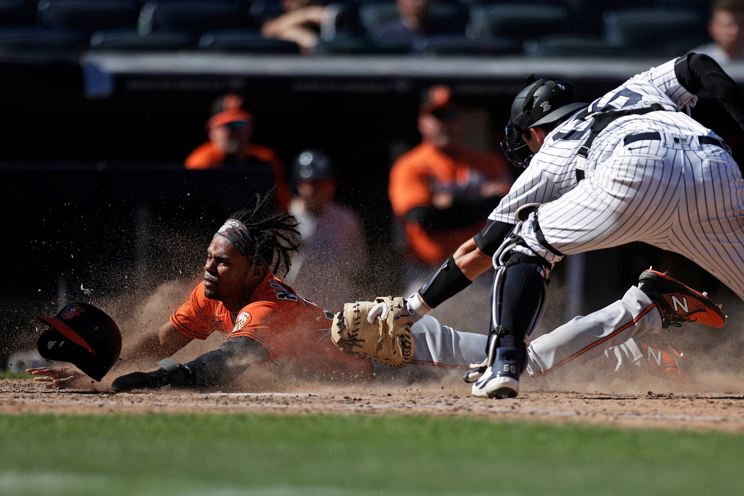 Cedric Mullins, de los Orioles de Baltimore, llega quieto al plato pese al esfuerzo del receptor de los Yankees de Nueva York, Kyle Higashioka, durante el encuentro del sábado.