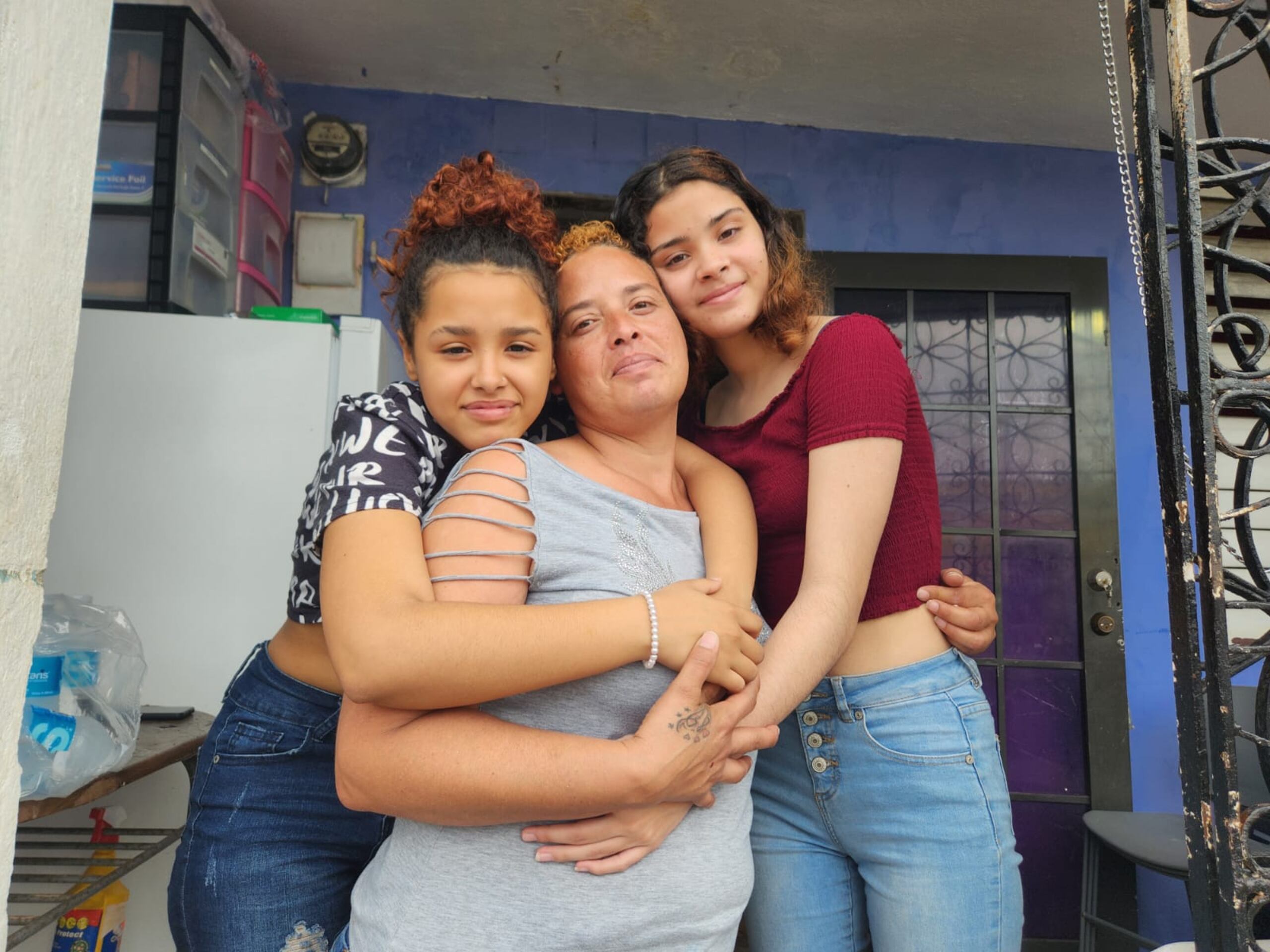 Aixa Salgado, junto a sus hijas Yetzania y Tamilca Cruz Salgado, viven en una casa que fue declarada estorbo público.