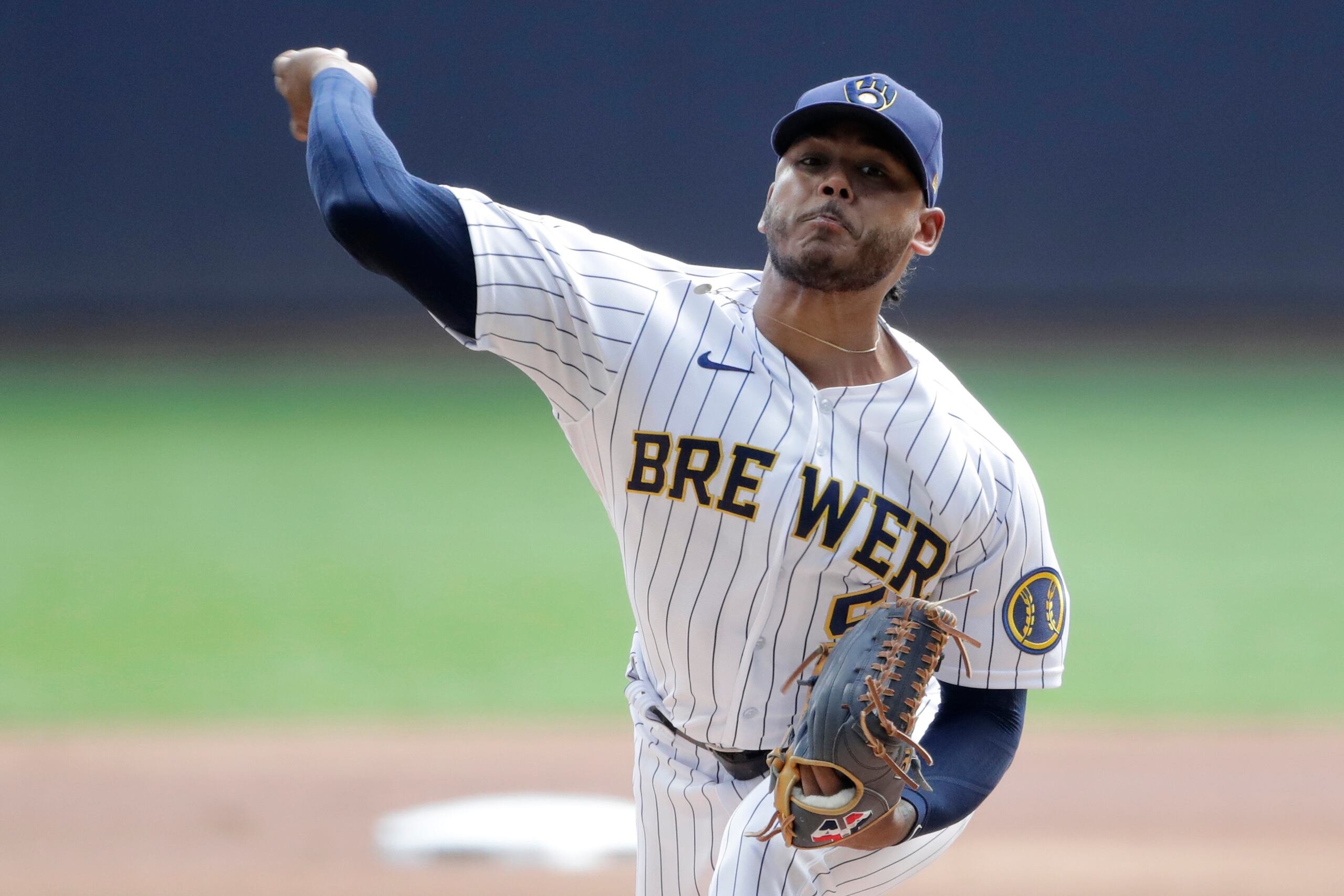 Freddy Peralta, de los Cerveceros de Milwaukee, lanza en la primera entrada del juego de beisbol contra los Mets de Nueva York, el 26 de septiembre de 2021. Peralta será el abridor de los Cerveceros el lunes en la Serie Divisional contra los Bravos de Atlanta.