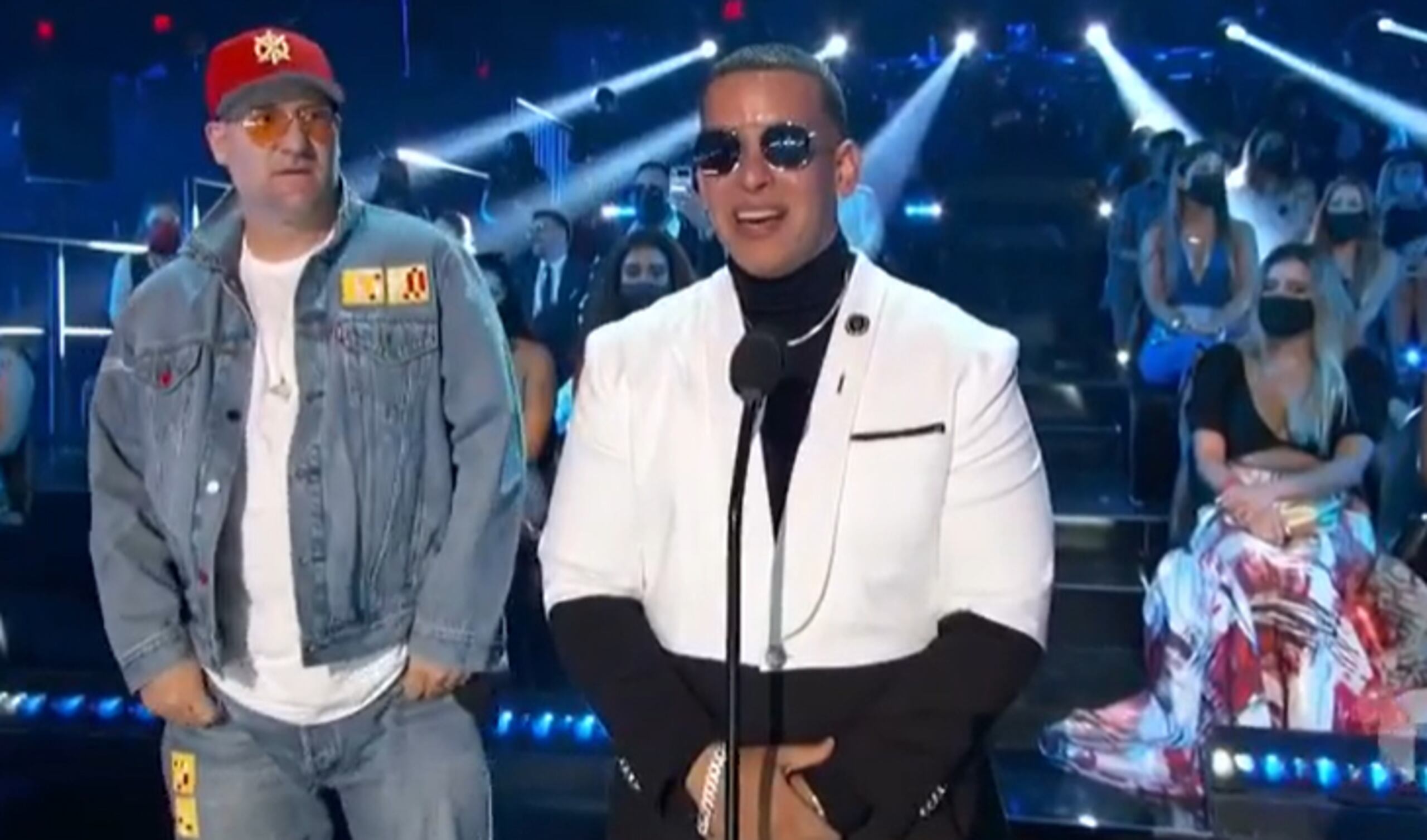 Daddy Yankee, aquí junto al rapero Snow, le dedicó el primero de sus galardones a todos los que han perdido seres queridos debido a la pandemia.