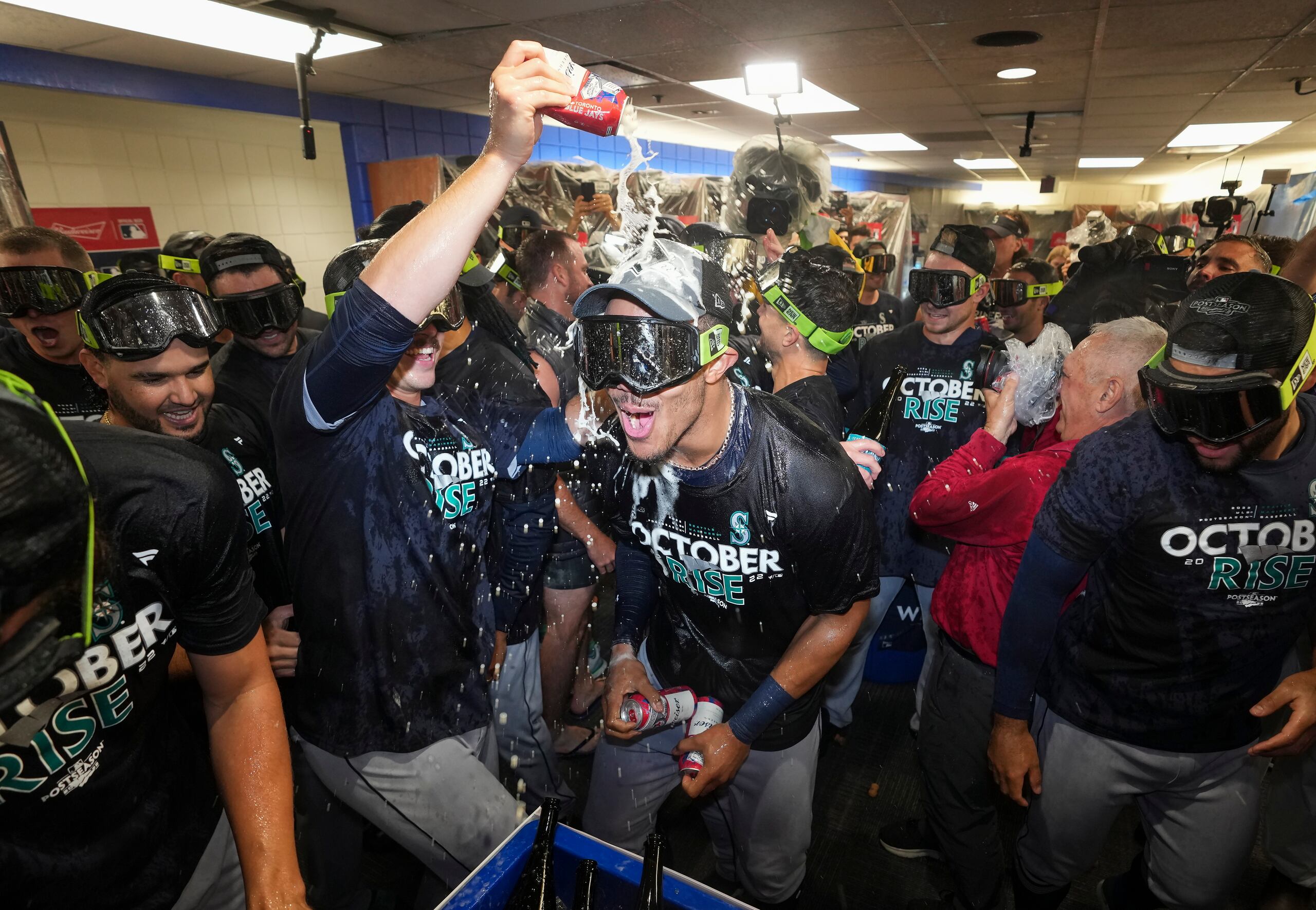 El jardinero central de los Mariners de Seattle, Julio Rodríguez, se disfruta la celebración de su equipo tras avanzar a las series divisionales el sábado al eliminar a Toronto.