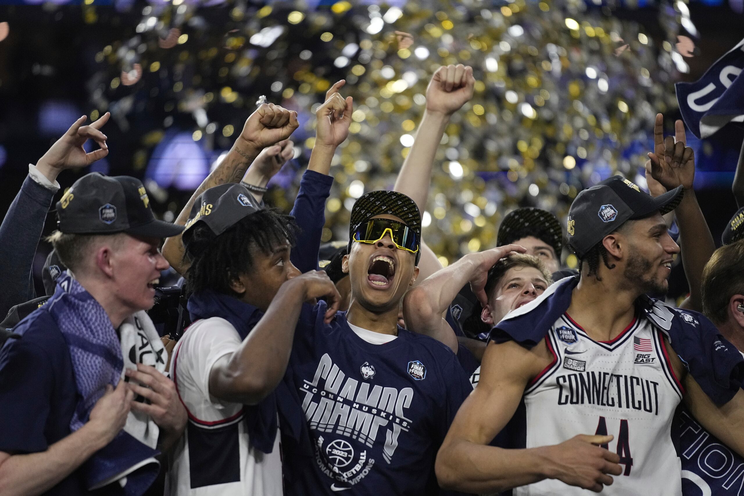 Jugadores de UConn celebran la conquista del campeonato de la NCAA el lunes en la noche.