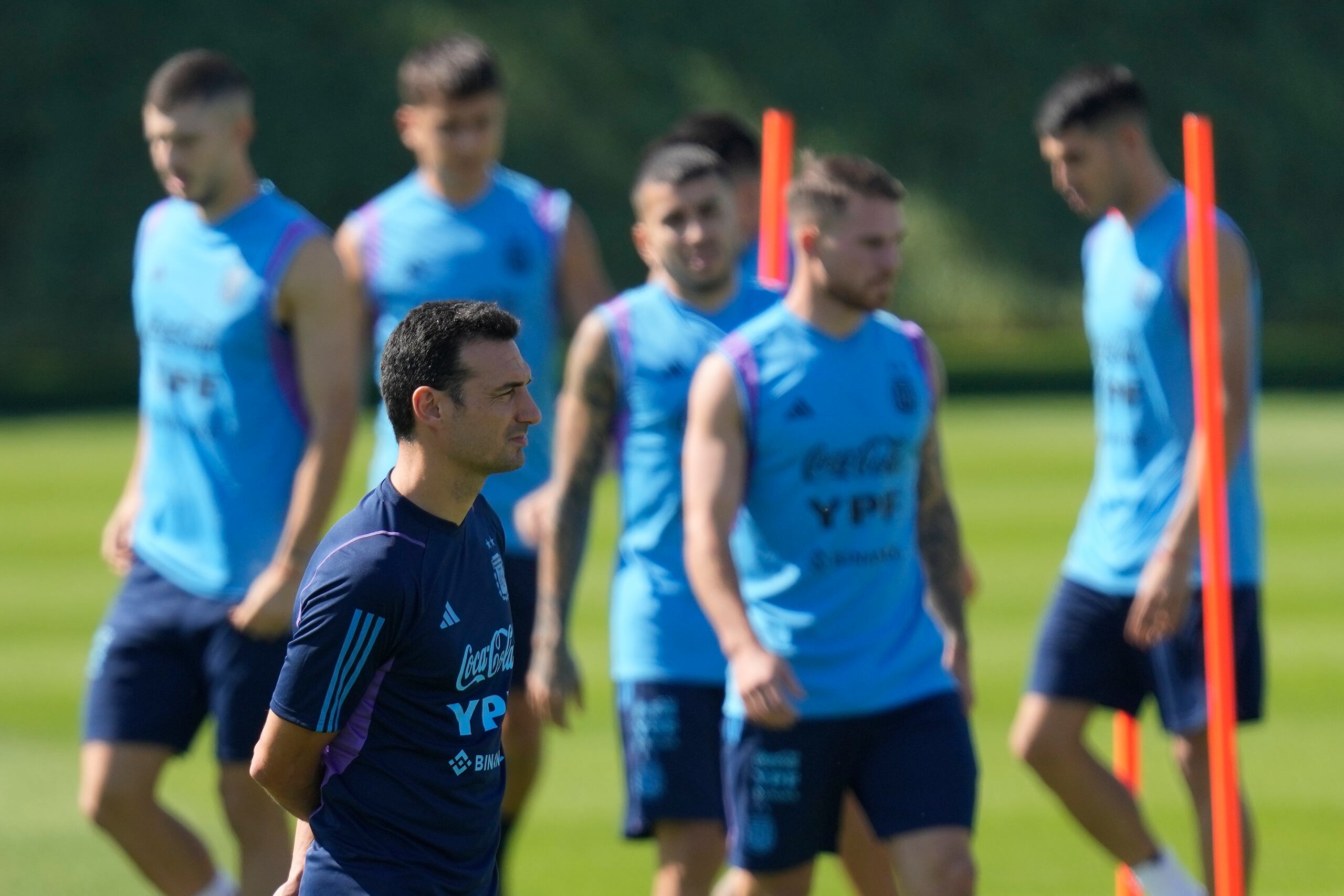 El técnico de Argentina Lionel Scaloni durante un entrenamiento, el miércoles 23 de noviembre de 2022, en Doha, Qatar. (AP Foto/Jorge Saenz)