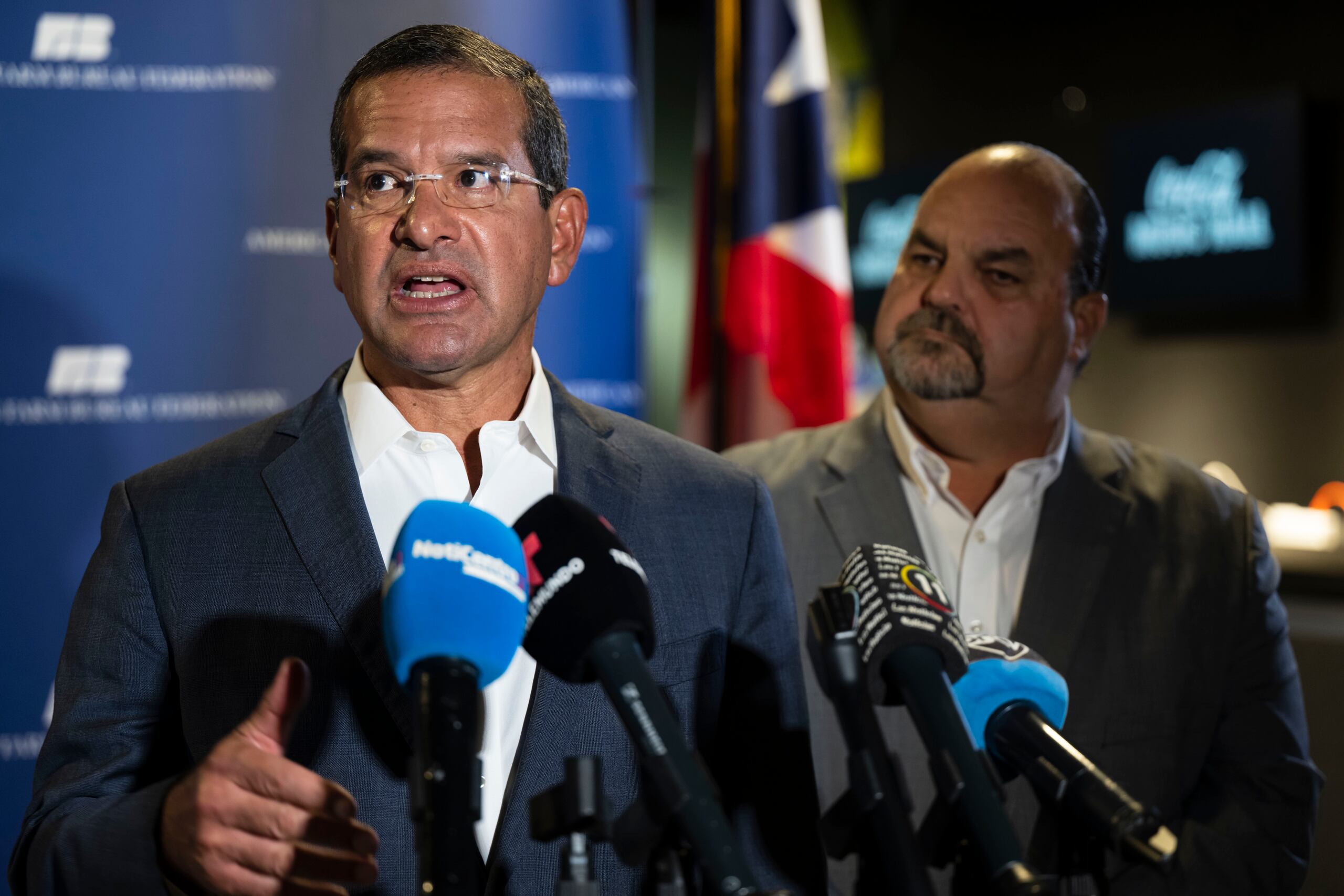 El gobernador Pedro Pierluisi junto al secretario de Agricultura, Ramón González Beiró. (Carlos Giusti/GFR Media)