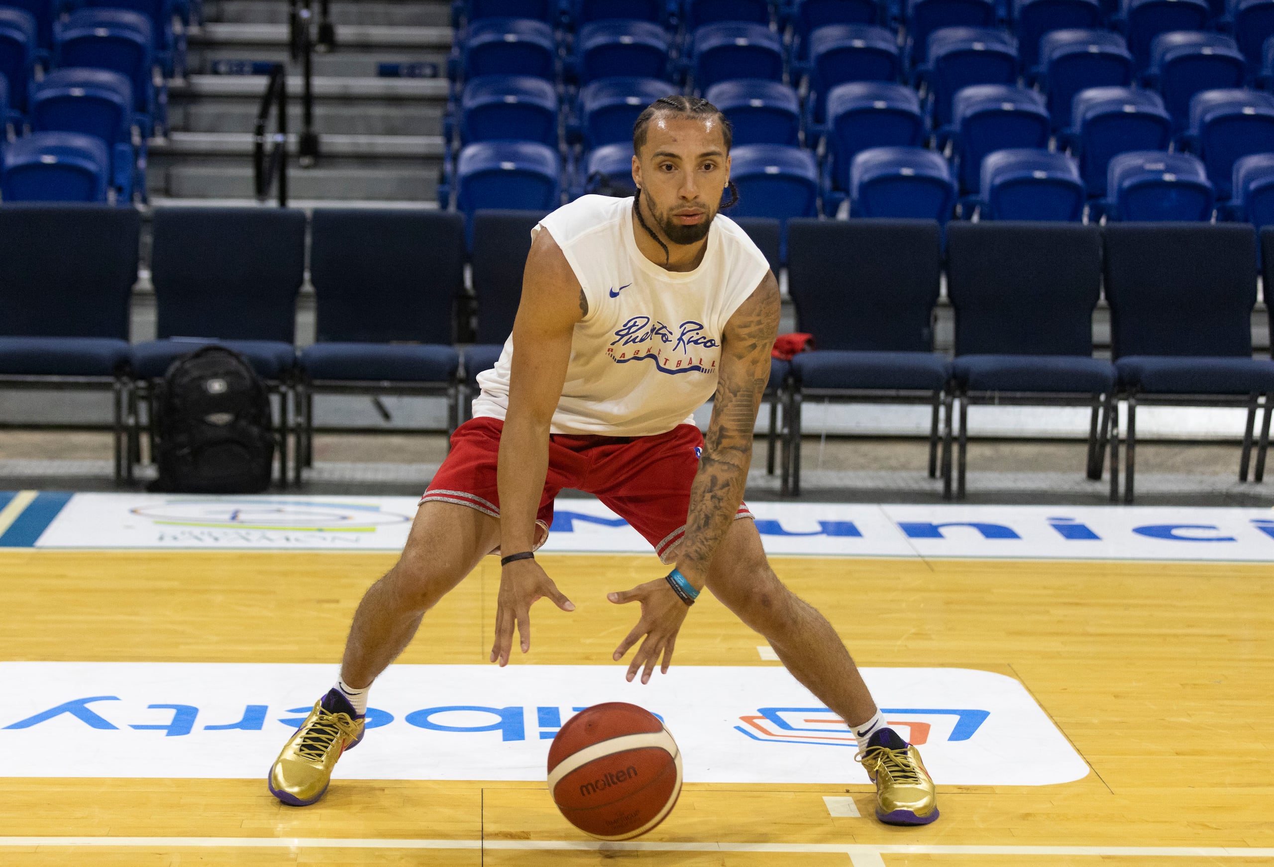 José Alvarado trabaja el manejo del balón durante un entrenamiento en el Coliseo Rubén Rodríguez como preparación para su cercano debut con el uniforme de Puerto Rico en la ventana FIBA.