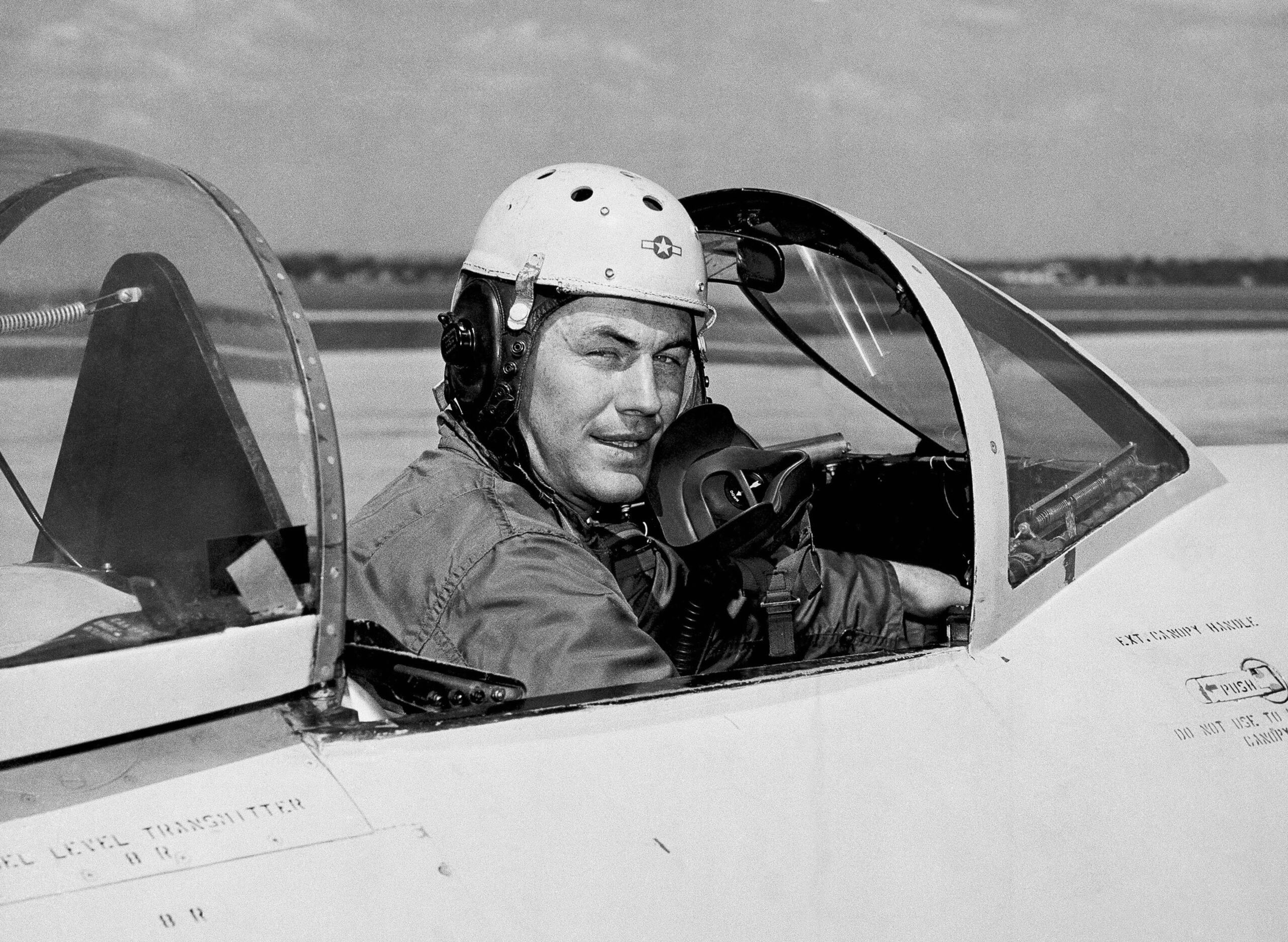 En octubre de 1947, Charles "Chuck" Yeager rompió la entonces elusiva barrera del sonido a los 23 años, tras lo cual rompió otros récords de velocidad y altitud.