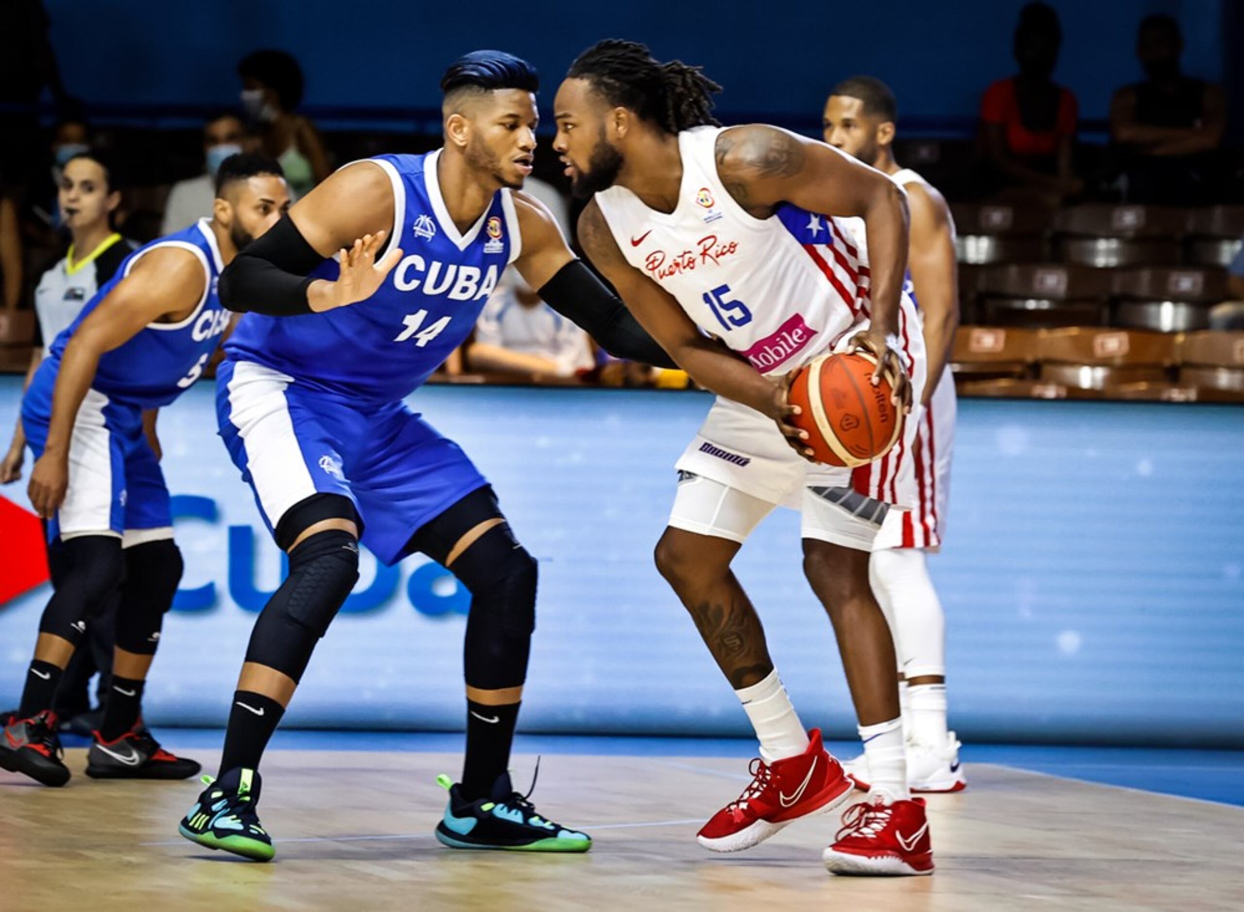 Timajh Parker (6), de Puerto Rico, entra por Devon Collier para el juego de mañana.