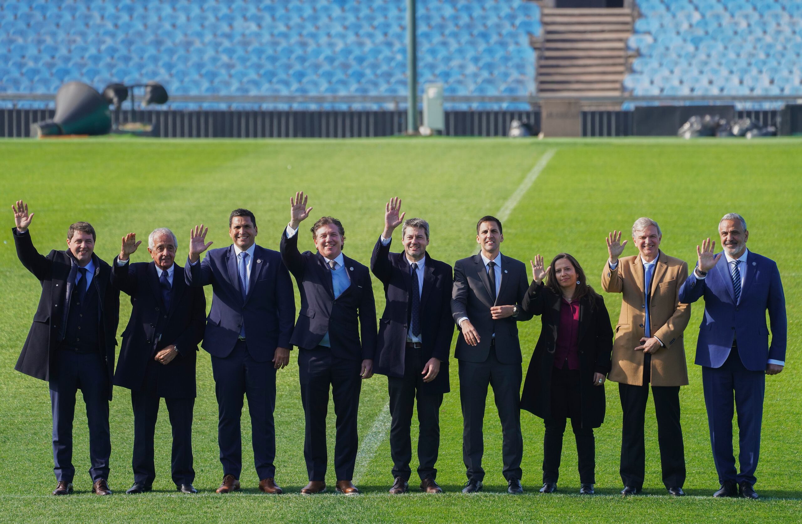 Desde la izquierda, el ministro de deportes de Uruguay Sebastián Bauza; el vicepresidente de la federación argentina Rodolfo D'onofrio, el presidente de la federación paraguaya Robert Harrison, el presidente de la CONMEBOL Alejandro Domínguez, el ministro de Deportes de Argentina Matías Lammens, el ministro de Deportes de Paraguay Diego Galeano y la ministra de Deportes de Chile Alexandra Benado posan en el Estadio Centenario de Centenario en Montevideo, Uruguay, el martes 2 de agosto de 2022.(AP Foto/Matilde Campodónico)