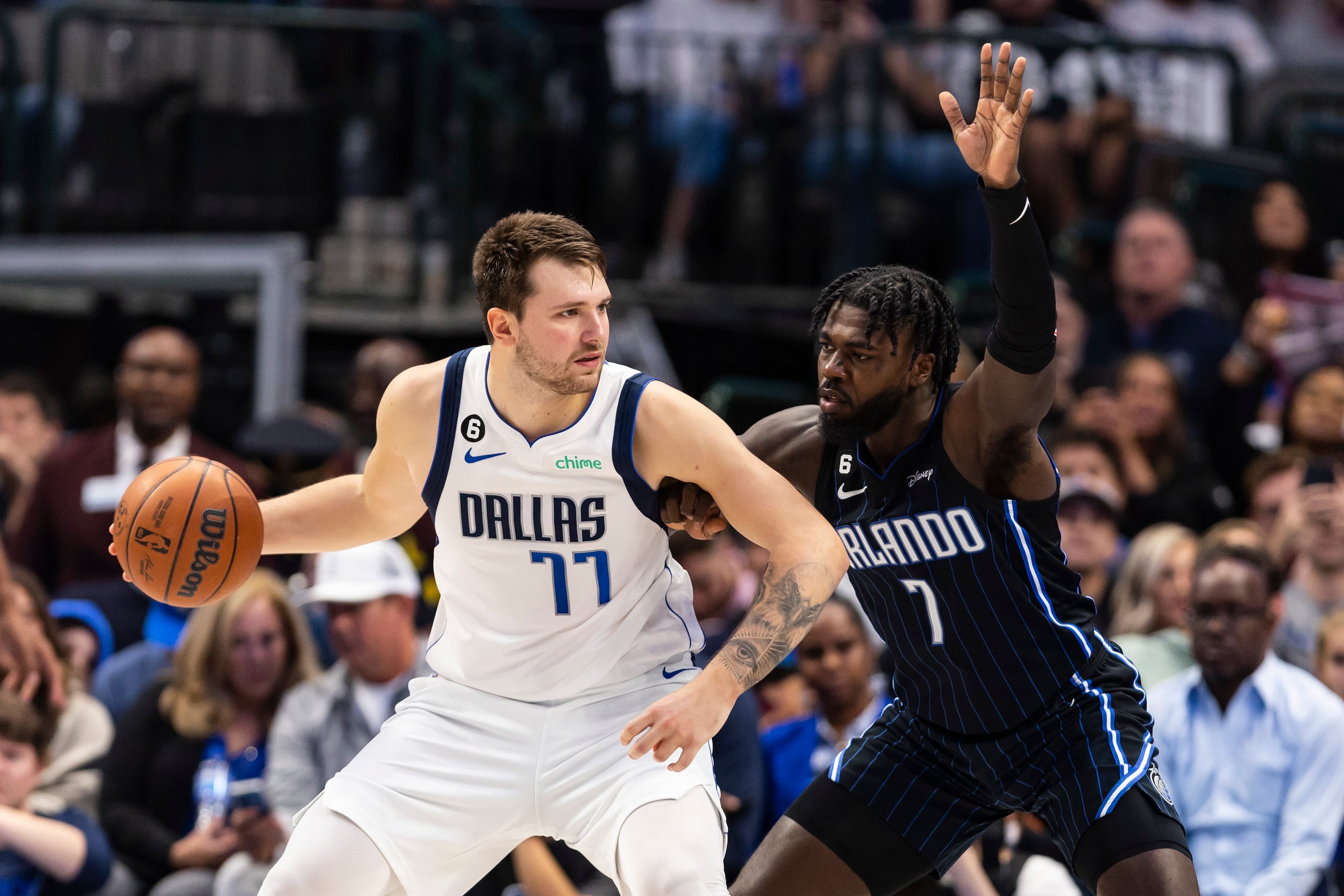 Luka Doncic (77), de los Mavericks de Dallas, enfrenta a Kevon Harris (7), del Magic de Orlando, el domingo 30 de octubre de 2022, en Dallas. (AP Foto/Brandon Wade)