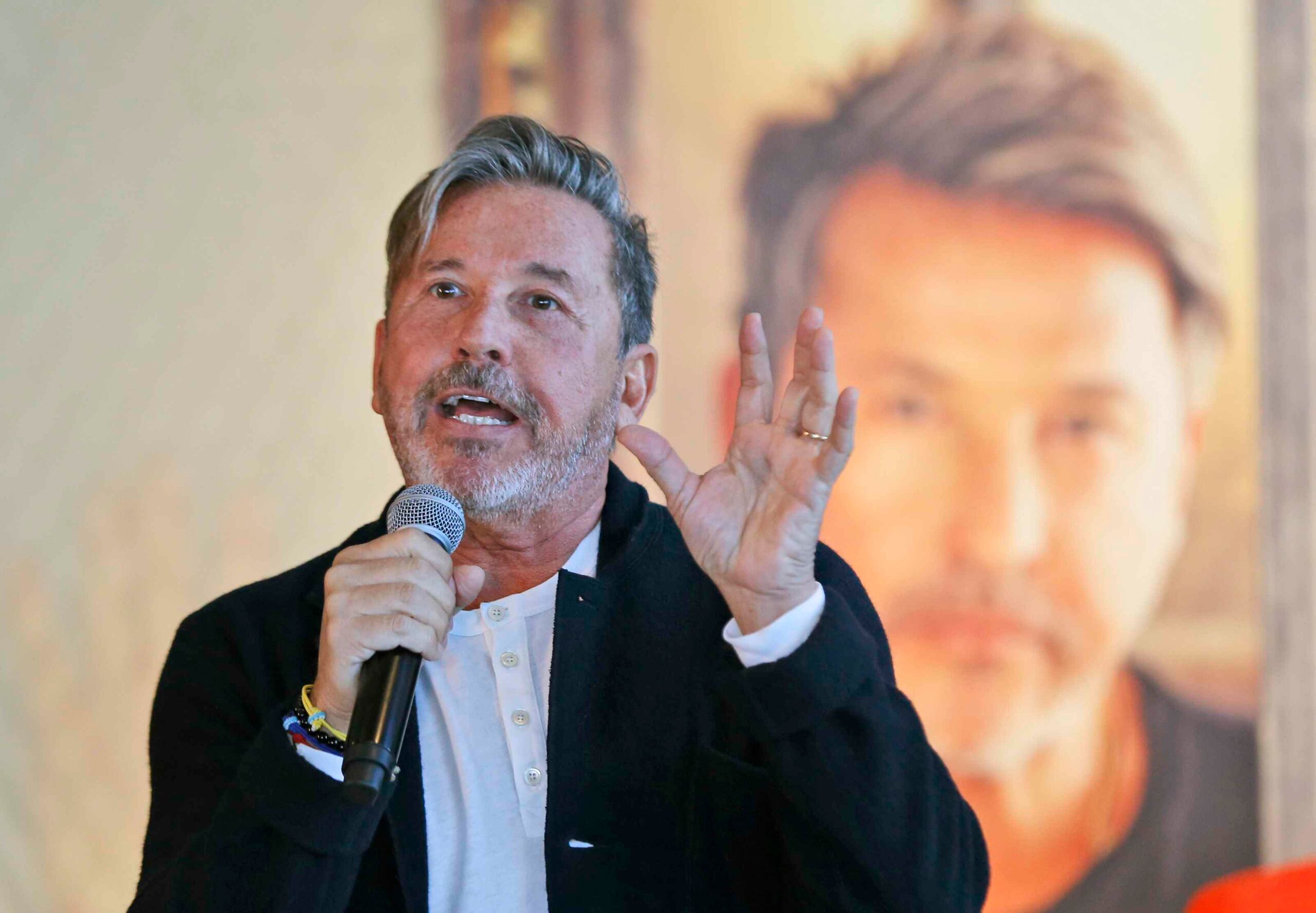 Ricardo Montaner anuncia en una conferencia de prensa una extensa gira musical por América y Europa. (AP)