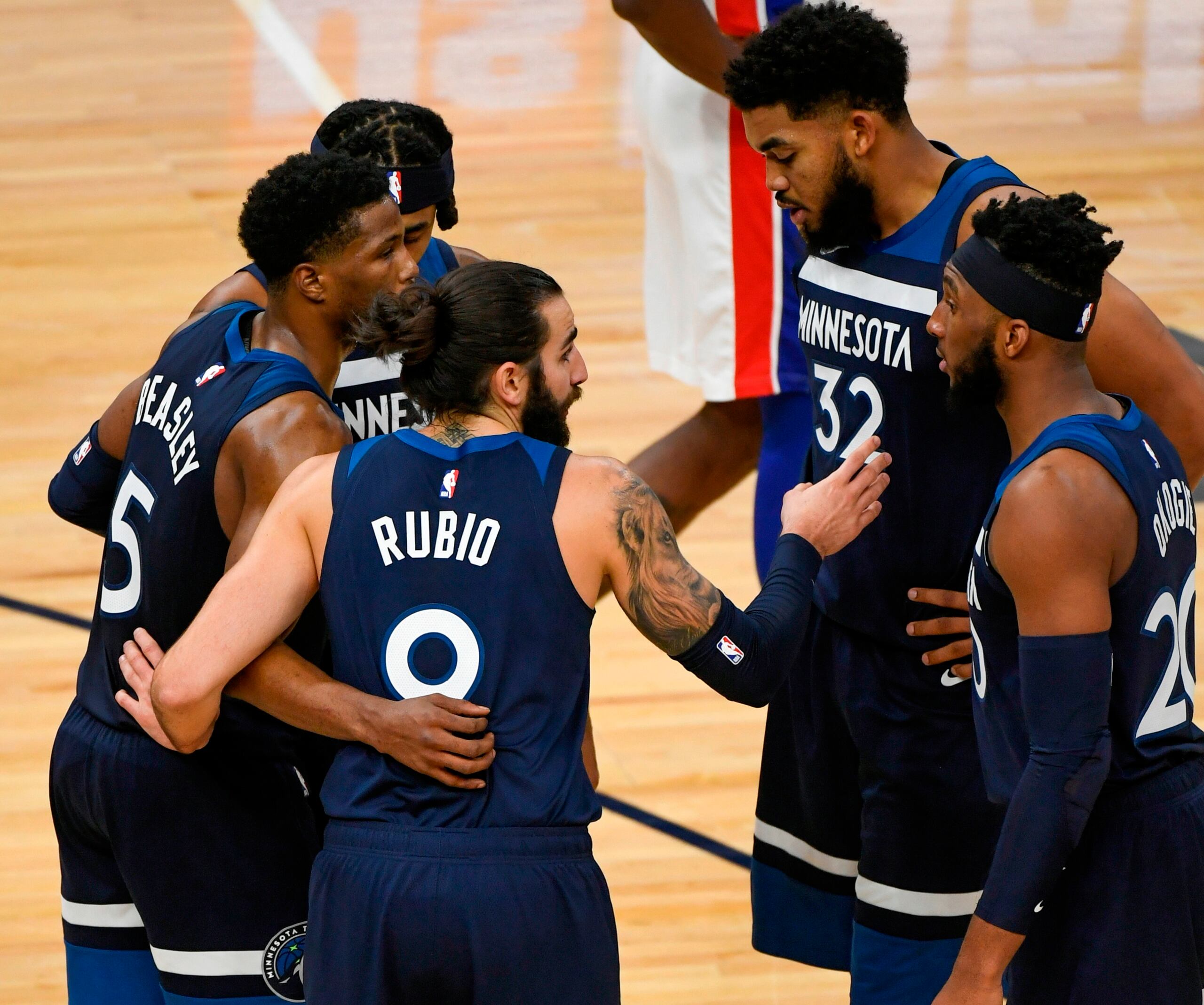 Karl-Anthony Towns (32) se reúne con su equipo para hablar durante una pausa en el partido de Minnesota contra Detroit.