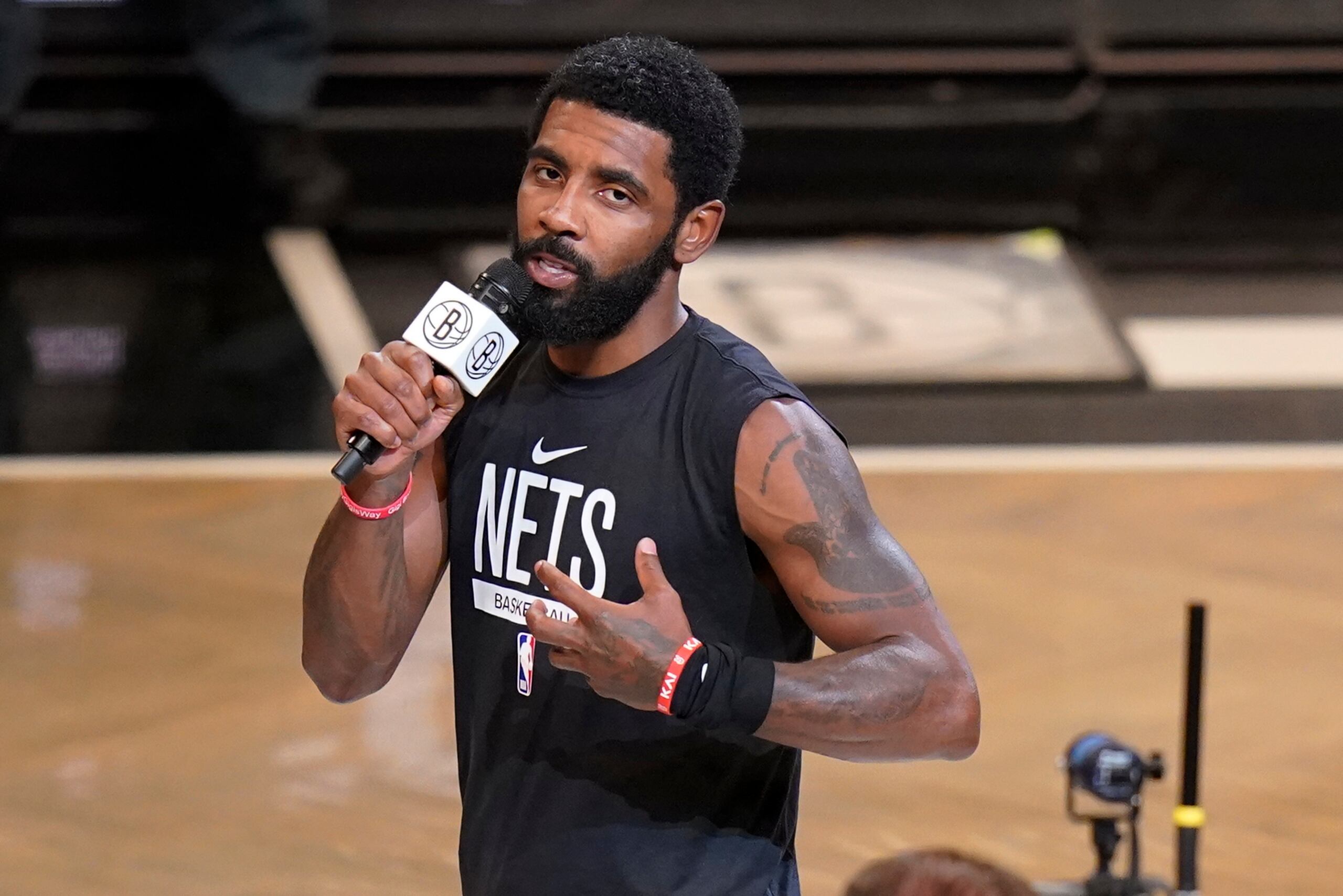 Kyrie Irving fue suspendido por los Nets de empleo y sueldo durante al menos cinco partidos después de que promoviera una película antisemita en Twitter y se negara, inicialmente, a pedir perdón de manera explícita.