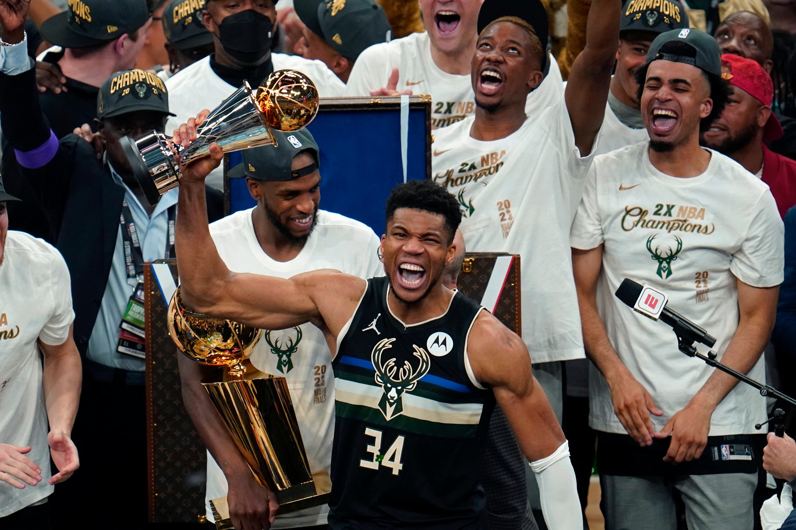 Giannis Antetokounmpo fue premiado como el Jugador Más Valioso de las Finales al promediar 30.2 puntos y 12.8 rebotes en seis partidos.