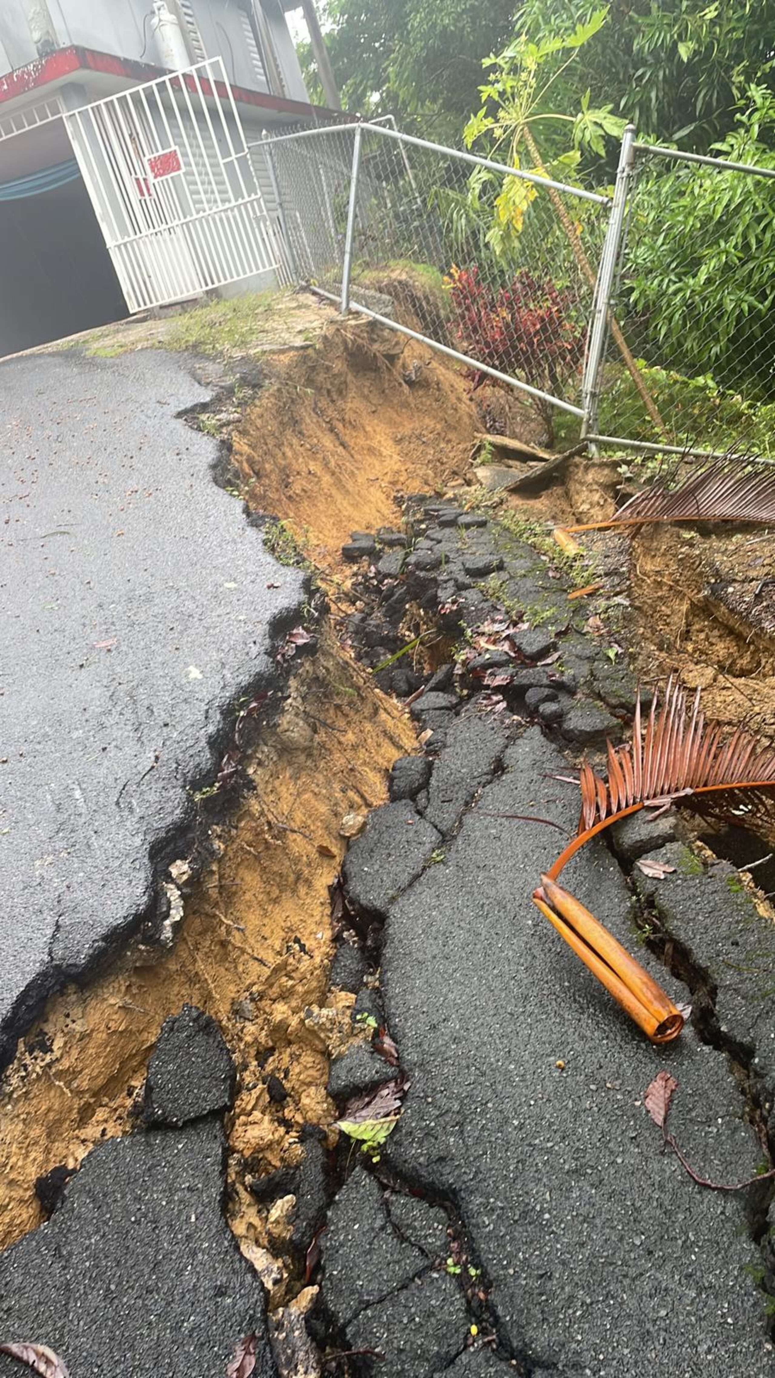 Residencias y vias de rodaje sufrieron embates por la lluvia incesante que trajo el huracán Fiona.