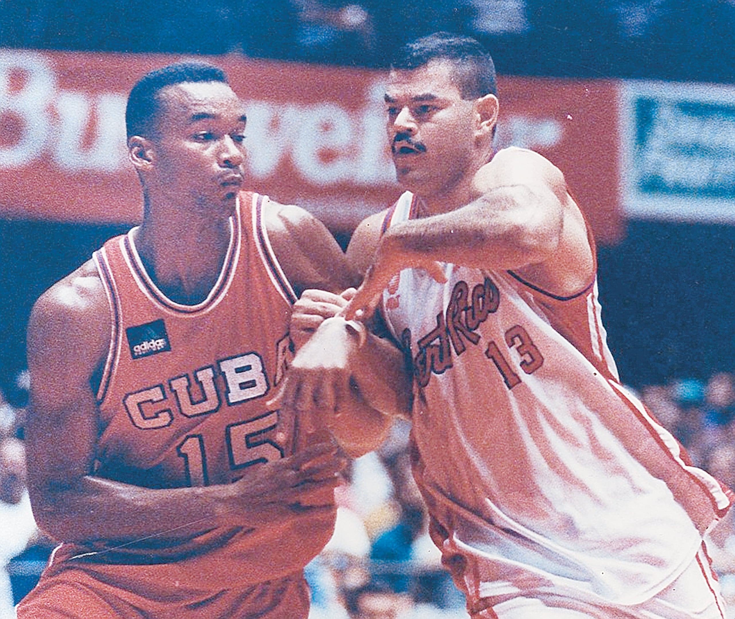 Andrés Guibert aparece en esta foto jugando por Cuba en un partido ante el Equipo Nacional de Puerto Rico y su delantero Edgar de León, esto años antes de que desertara en la Isla en un evento posterior.
