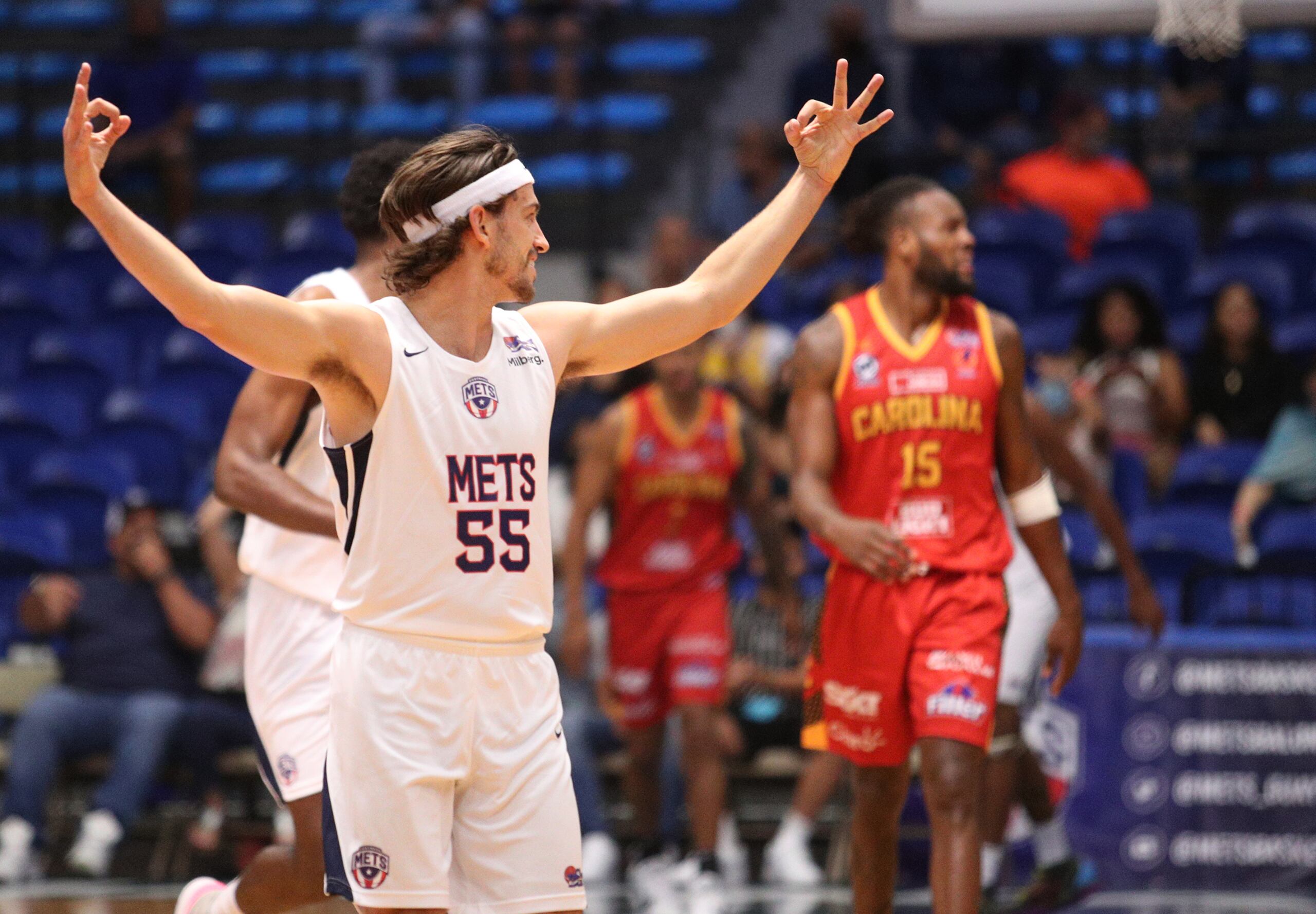 David Stockton (55) coló 33 puntos para los Mets en su triunfo del miércoles en la noche.