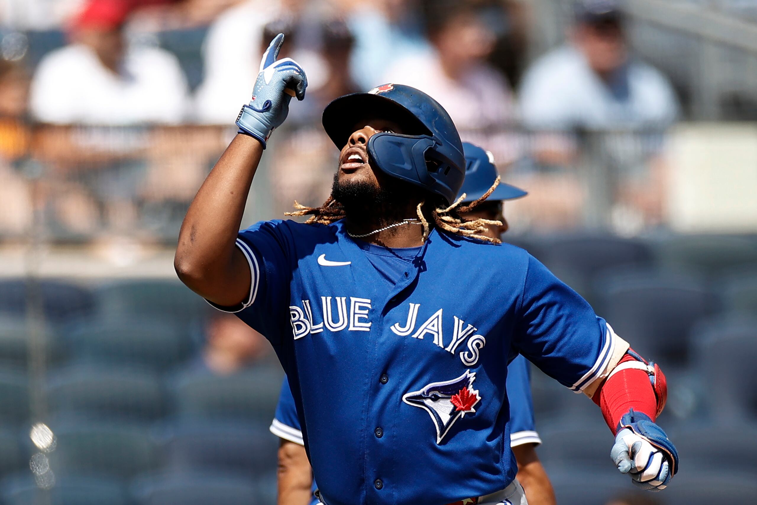 Vladimir Guerrero Jr. de los Azulejos de Toronto celebra tras su jonrón en la primera entrada ante los Yankees de Nueva York.