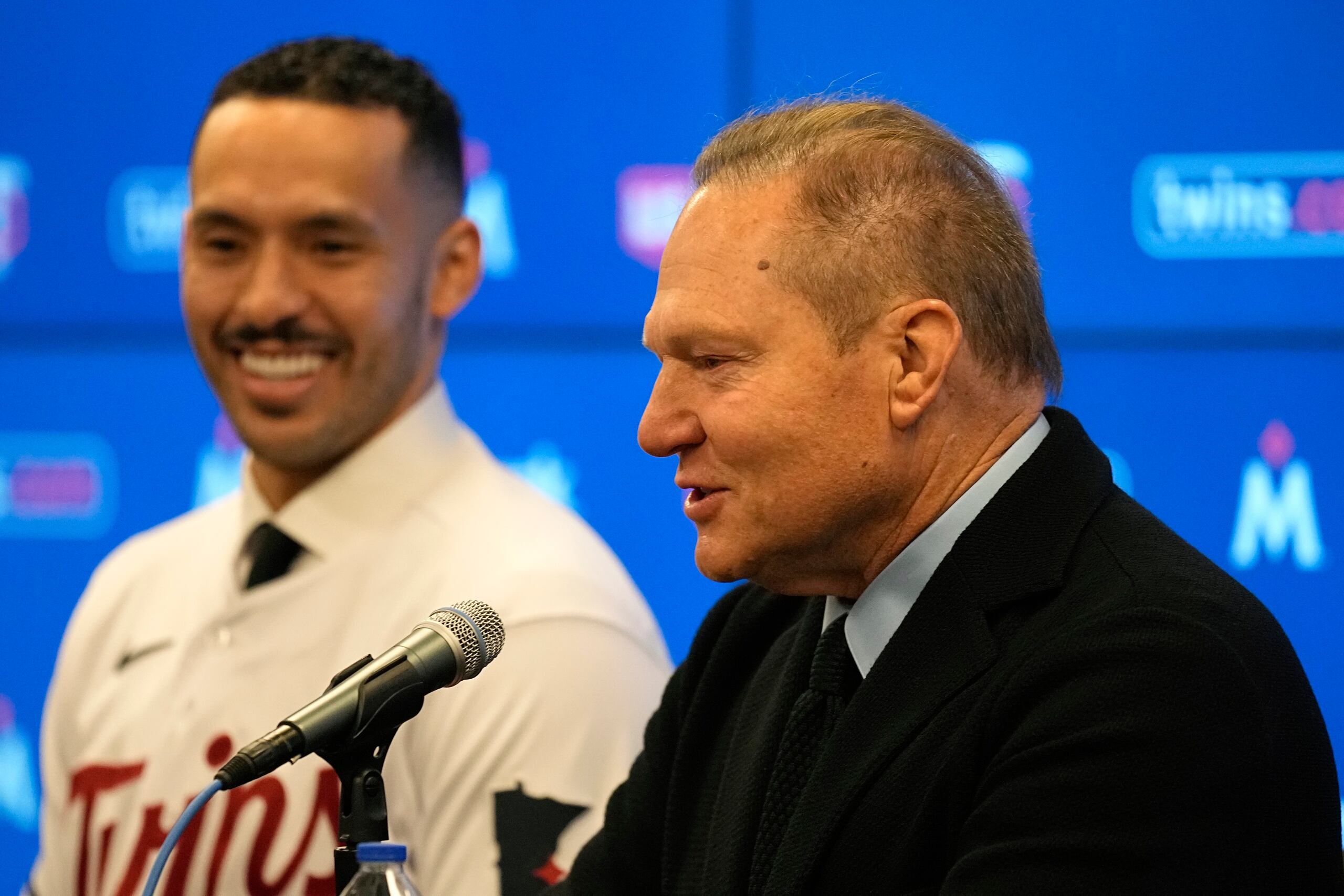 El super agente Scott Boras, aquí junto a Carlos Correa, utiliza un documento para dejarle saber a todos sus clientes los riesgos de jugar en torneos como el Clásico Mundial de Béisbol.