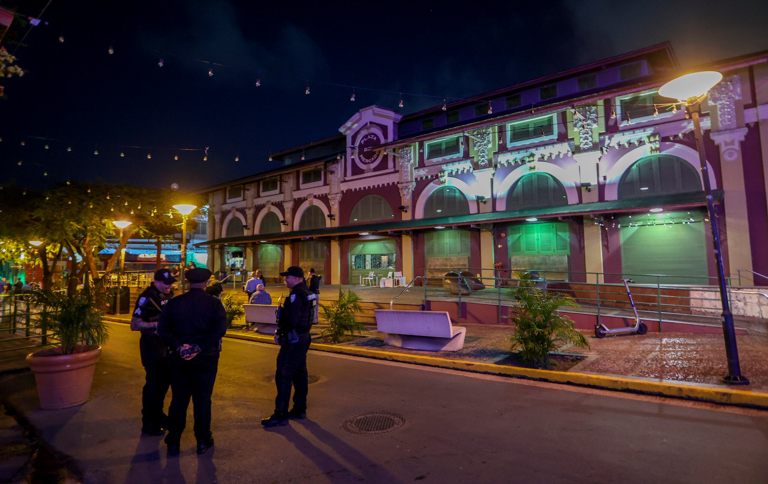 Escena del crimen en la Placita de Santurce. (Archivo / david.villafane@gfrmedia)