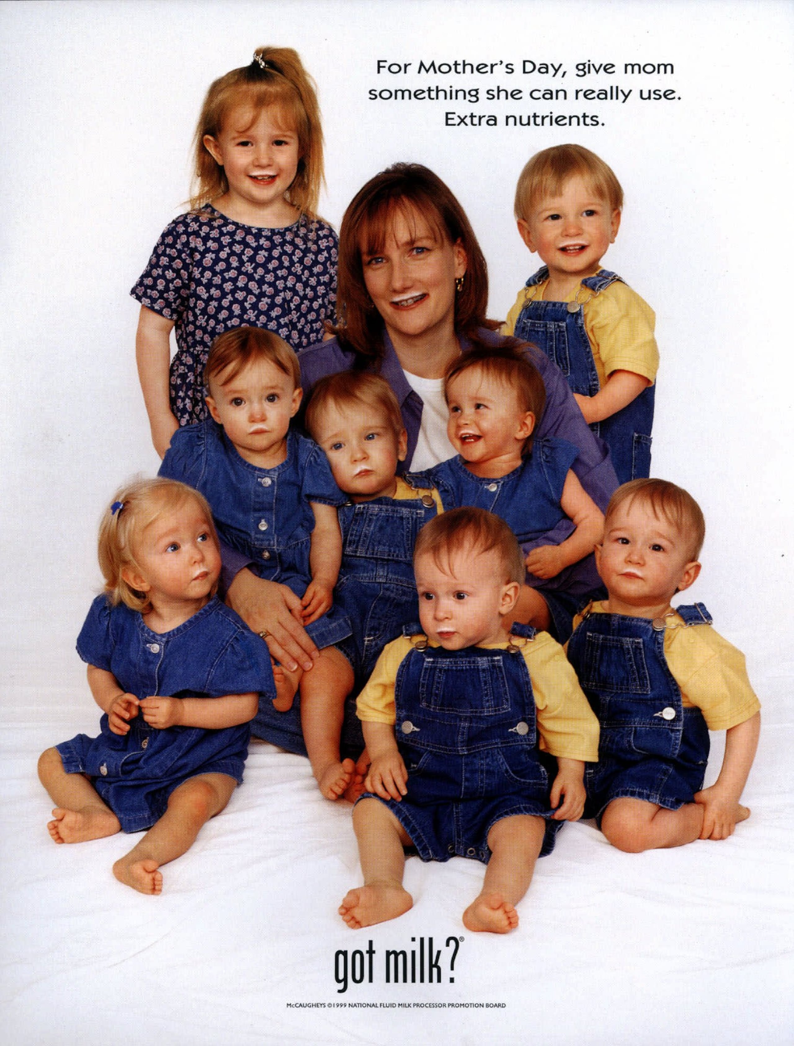 Bobbi McCaughey con sus siete hijos en unacampaña promocional en Estados Unidos en 2002.