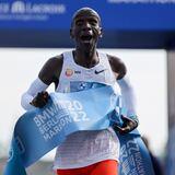 Eliud Kipchoge lo volvió a hacer al fijar una nueva marca mundial para la distancia del Maratón