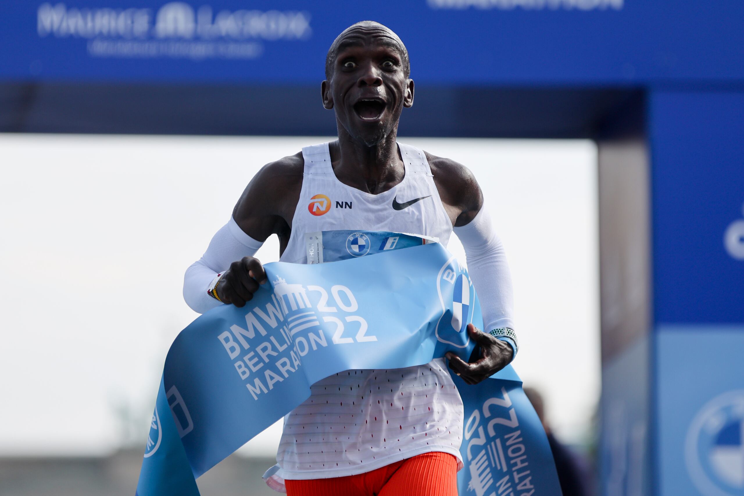 Eliud Kipchoge cruza la línea en su corrida de hoy en el Maratón de Berlín.