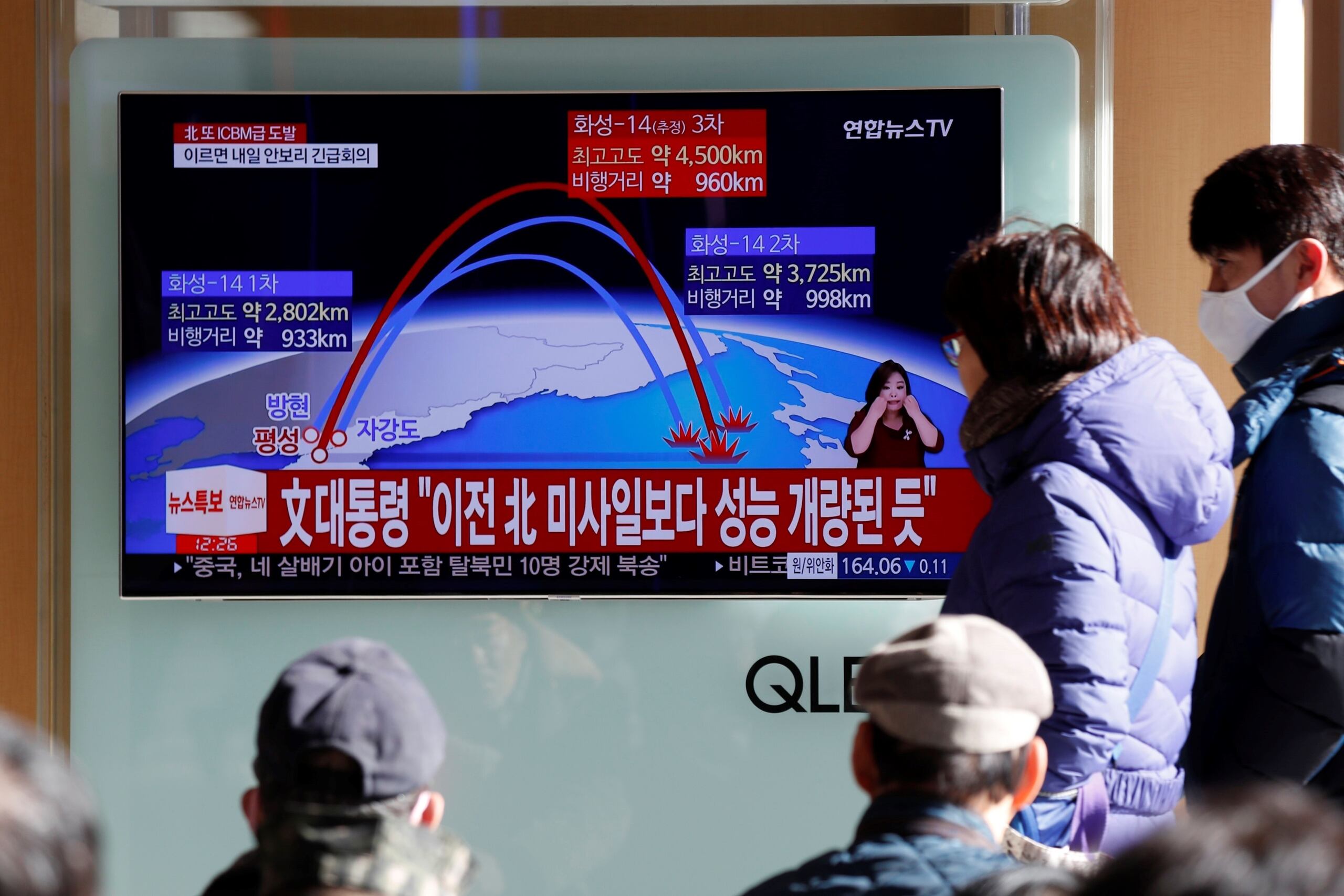 Surcoreanos ven un reportaje televisivo que muestra el anuncio especial de Corea del Norte de que ha probado con éxito un misil balístico intercontinental (ICBM) en una estación en Seúl, en una foto de archivo. EFE/KIM HEE-CHUL
