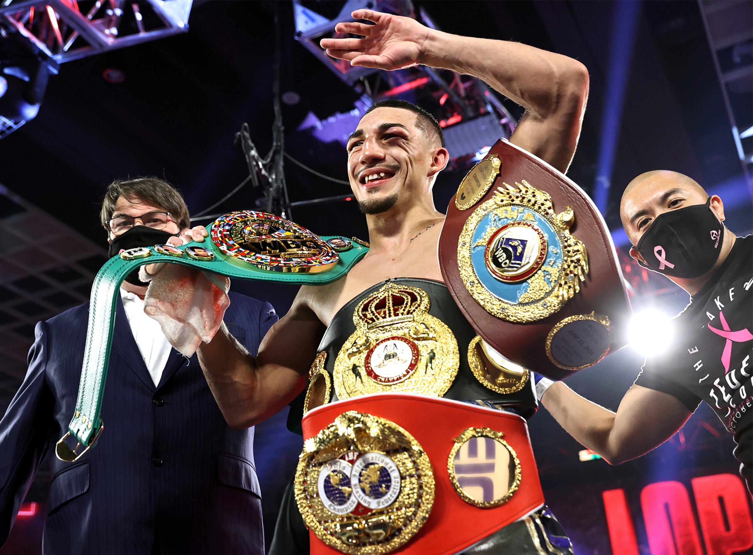 Teófimo López celebra con sus cuatro campeonatos de la división ligera tras derrota a Vasiliy Lomachenko.