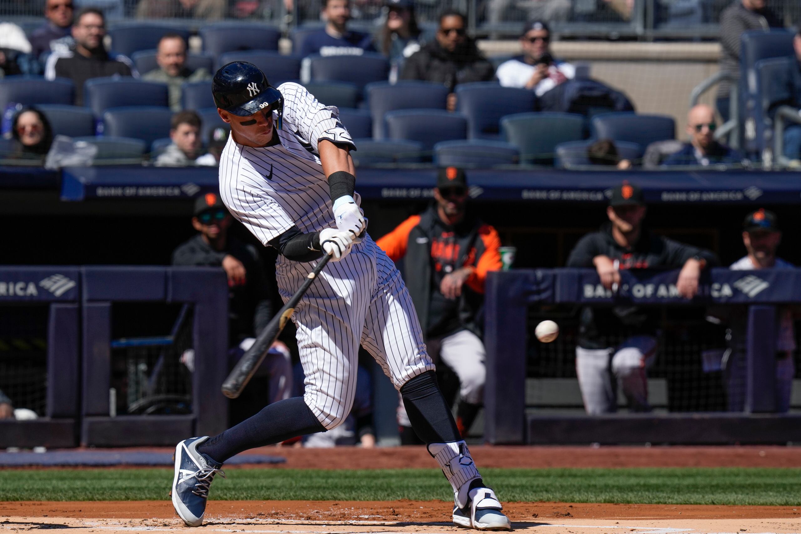 Aaron Judge batea un jonrón solitario en su primer batazo del encuentro para iniciar la campaña de los Yankees de Nueva York frente a los Gigantes de San Francisco.