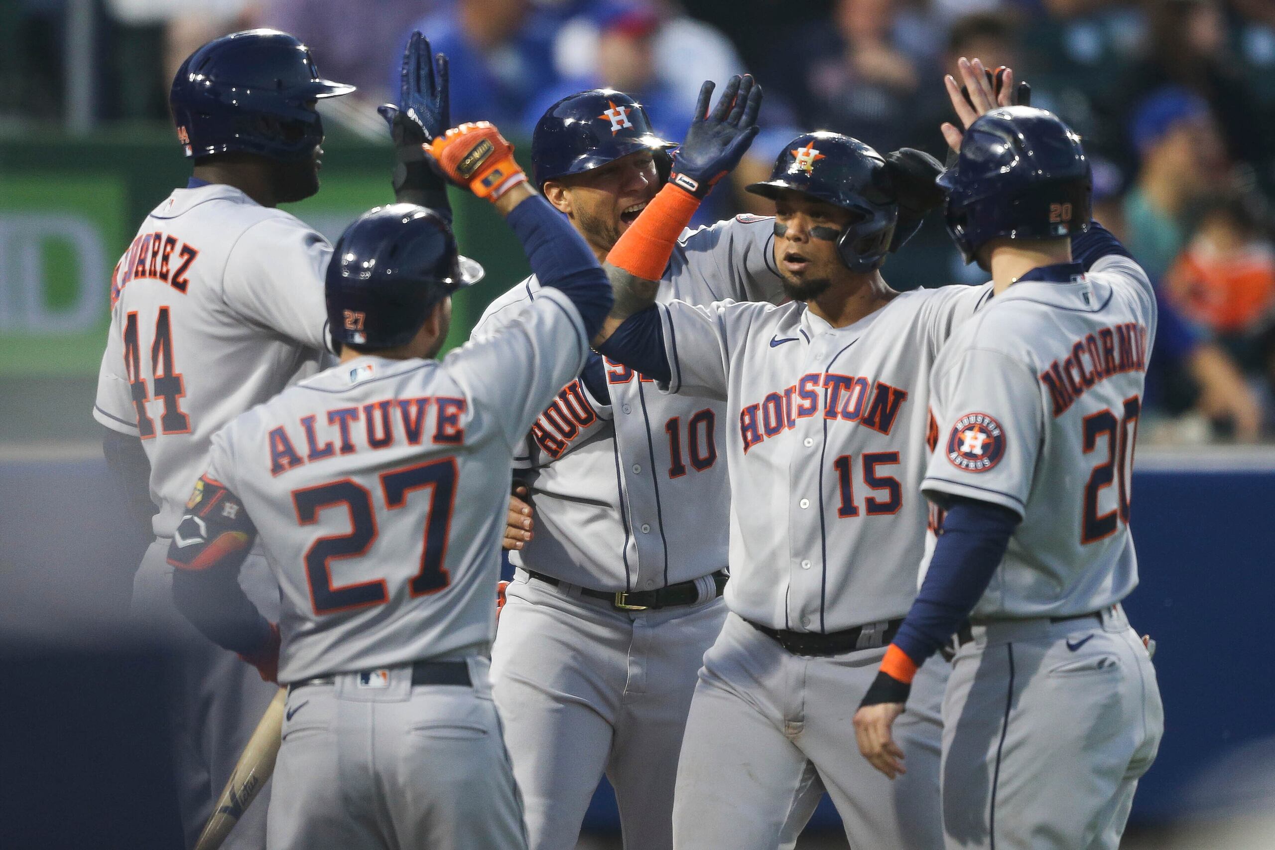 El boricua Martín 'Machete' Maldonado, es recibido por sus compañeros de los Astros tras vaciar las bases con un batazo de cuatro esquinas el viernes ante los Blue Jays.